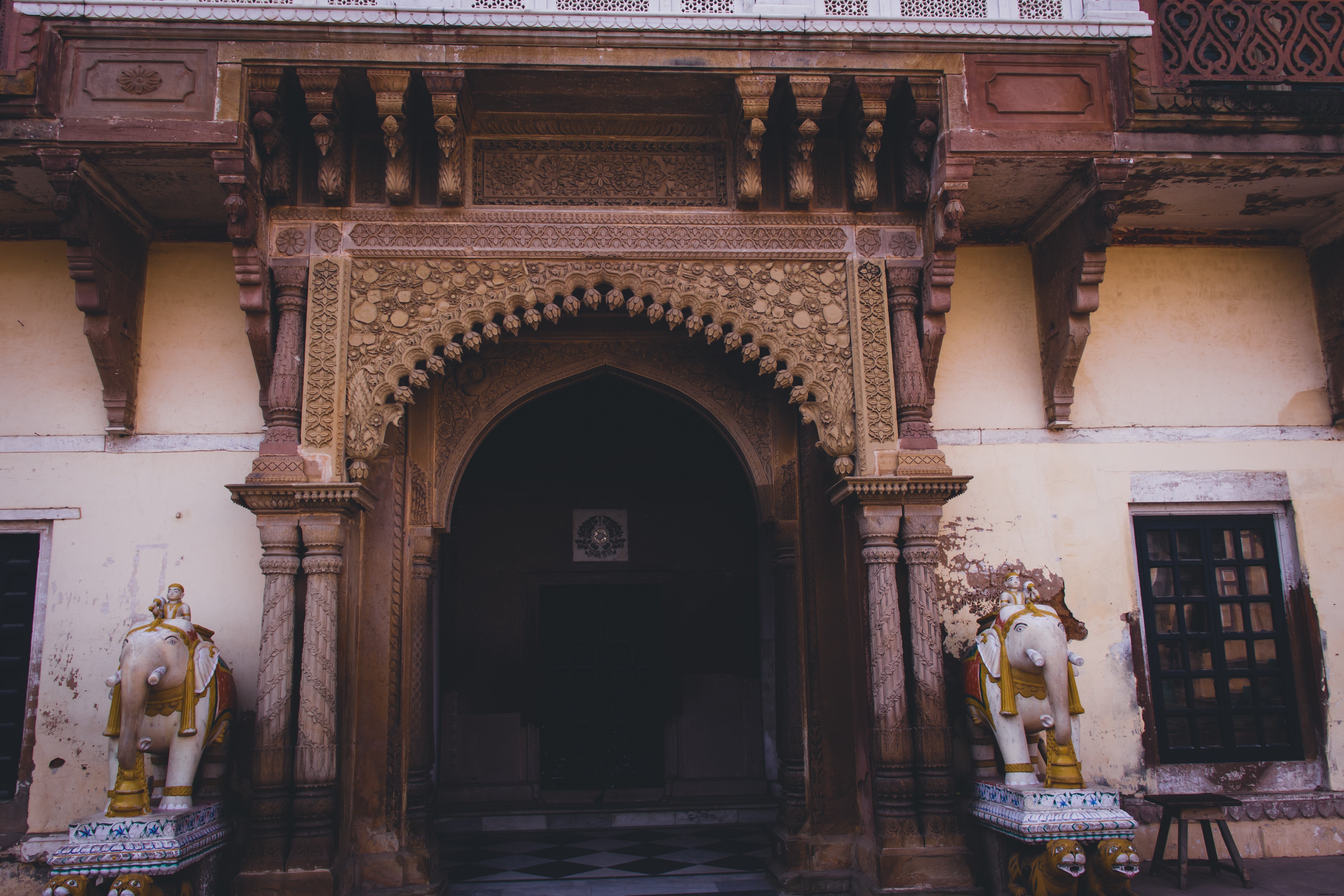飾られた寺院の入り口の写真 