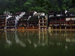 Refleksi Bangunan Kuno Di Foto Sungai 