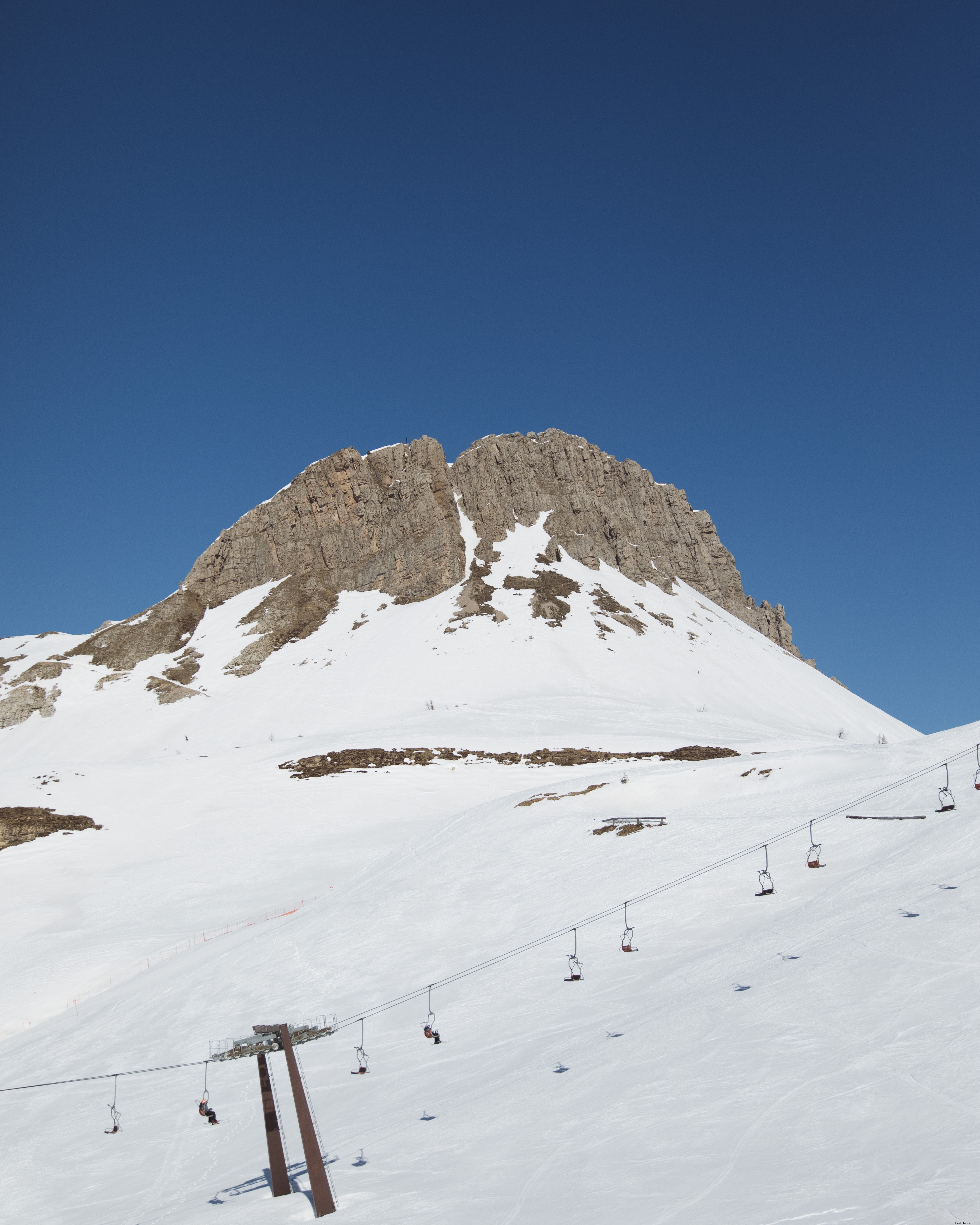 Foto do teleférico nas montanhas nevadas 