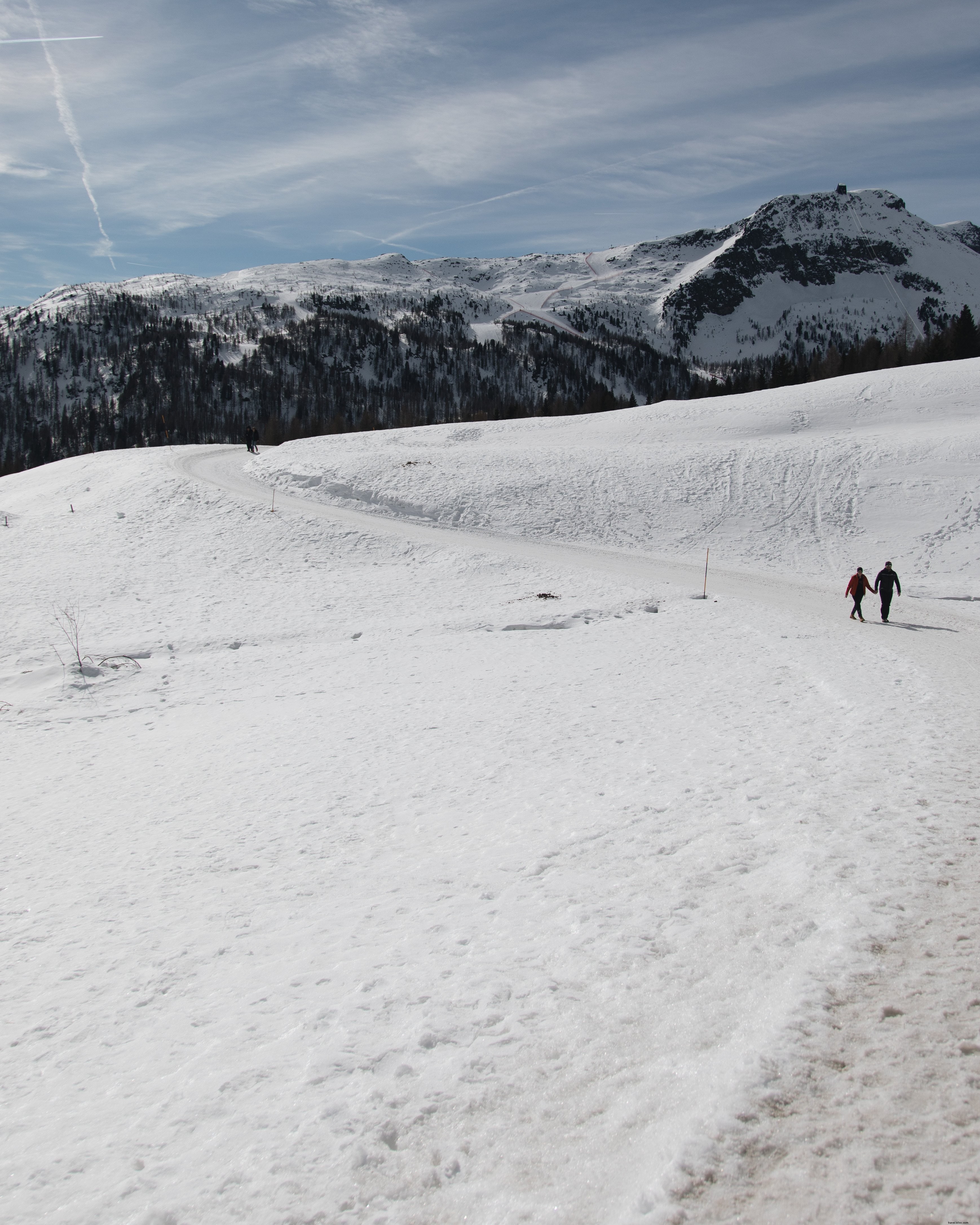 Foto de caminhantes em uma trilha de neve 