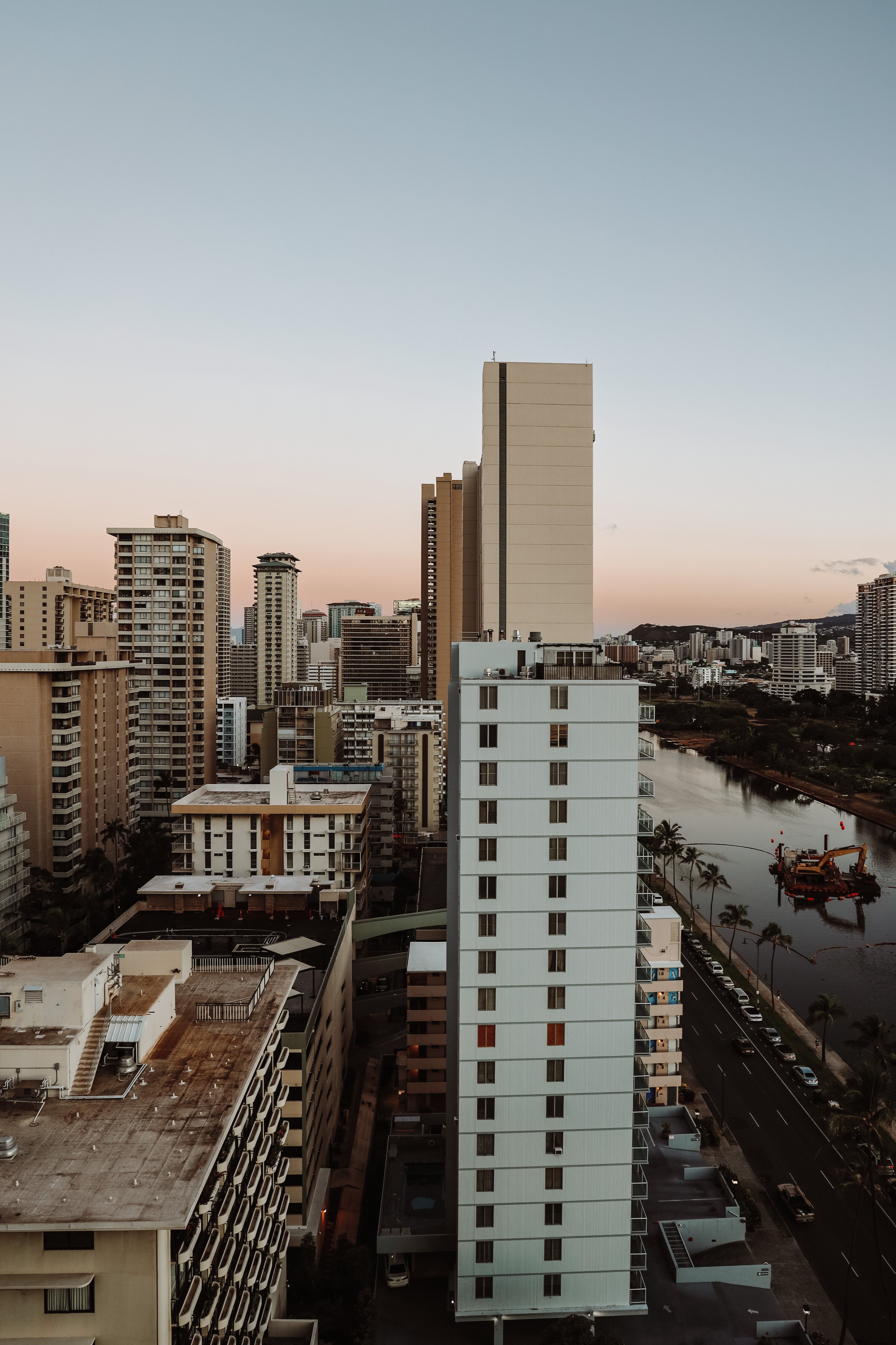 Paesaggio urbano di edifici bianchi e marroni foto 