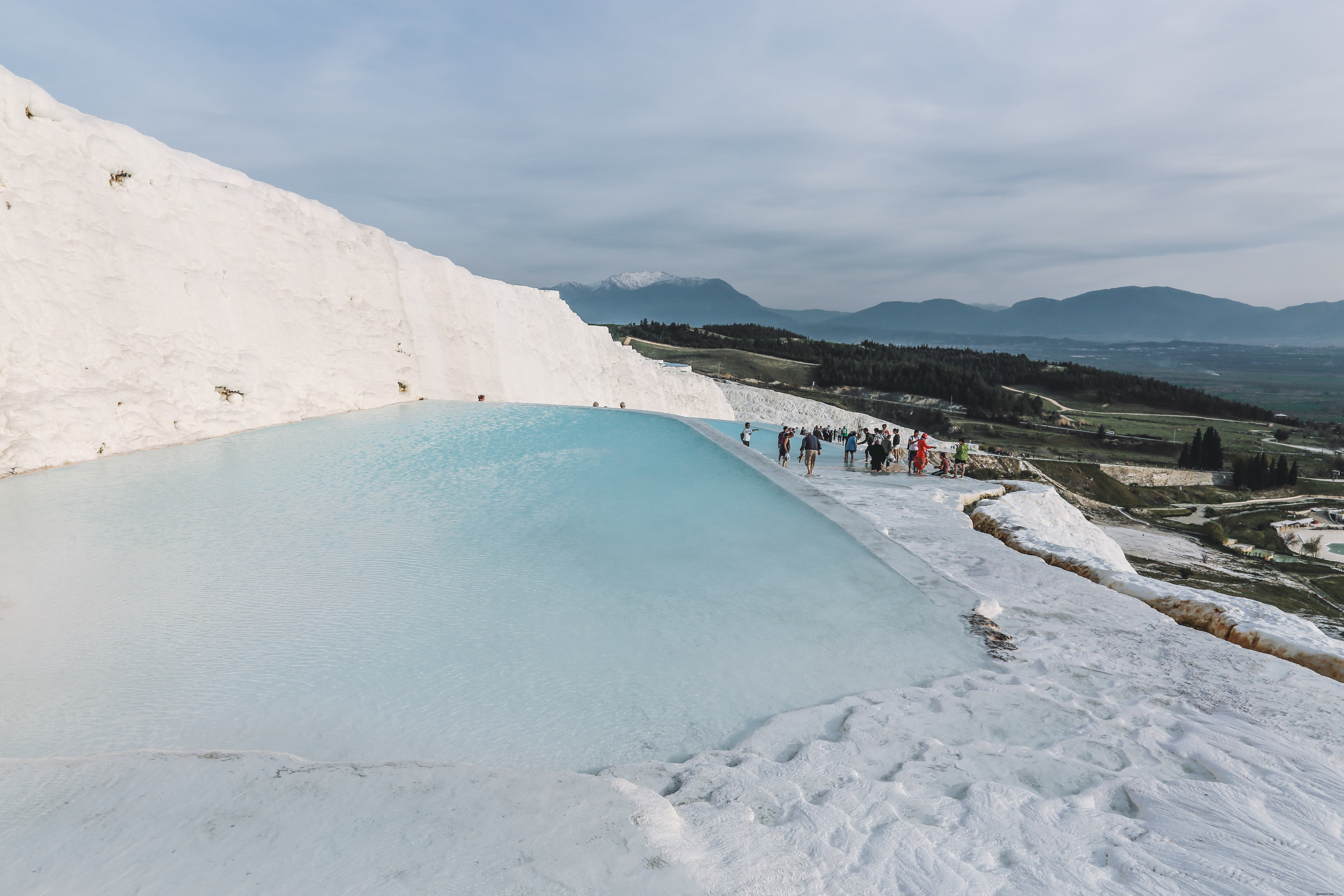 田園地帯の写真と対照的な青い温泉プール 