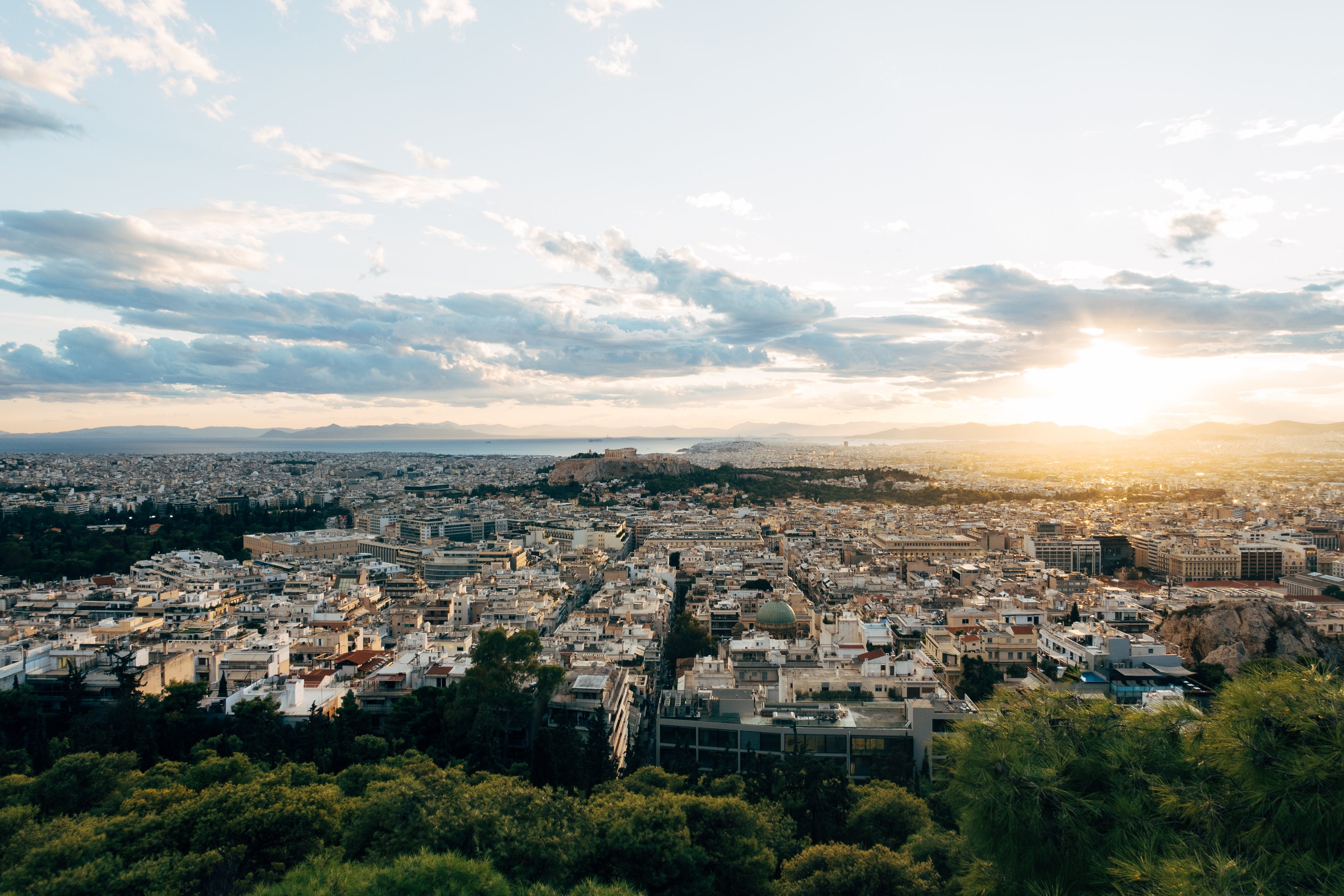 Couchers de soleil dans une vue aérienne d une photo de la ville animée 