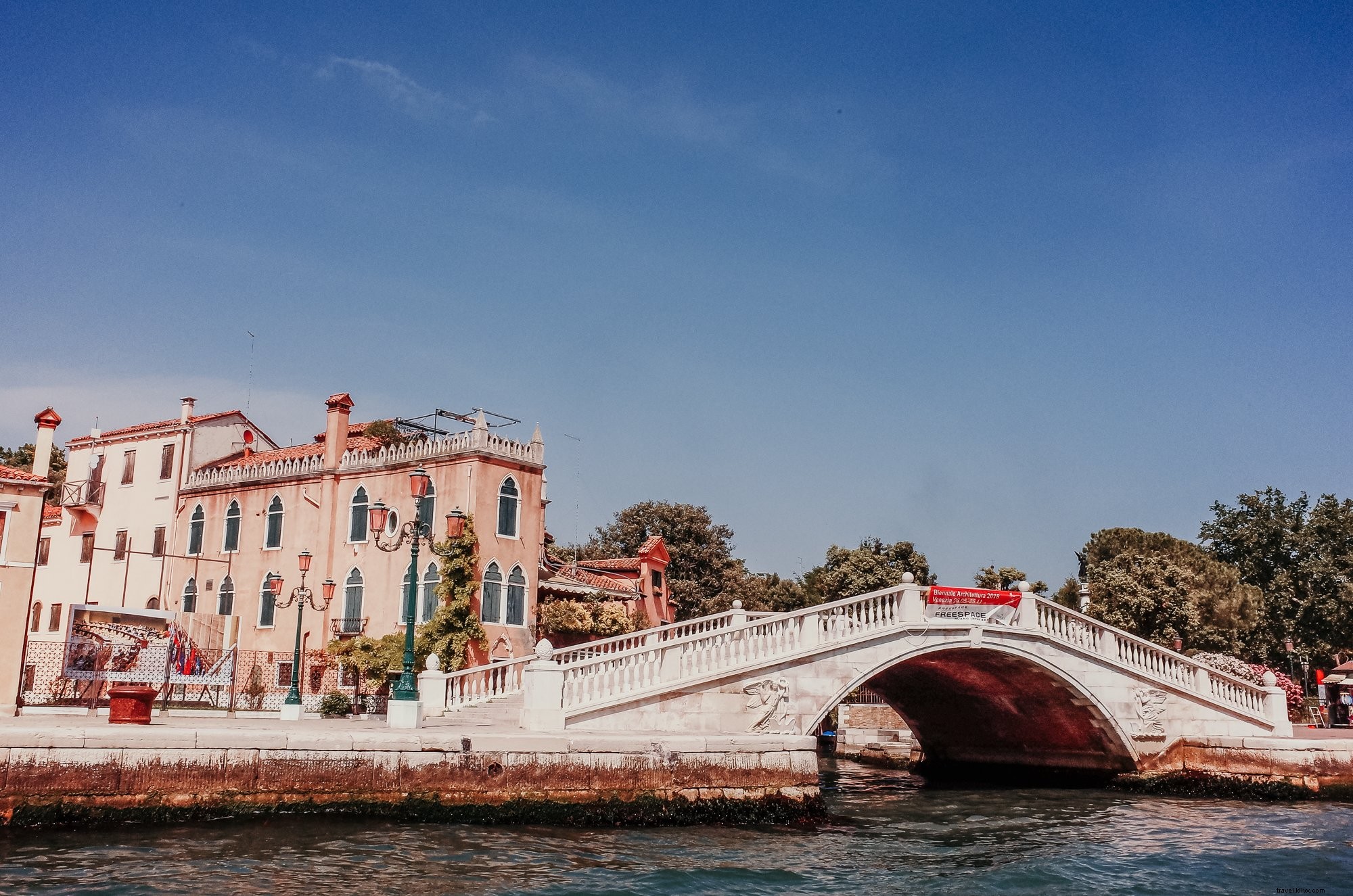 Puente blanco sobre el agua con foto de edificios 