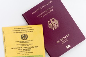 Flatlay della carta del vaccino e una foto del passaporto 