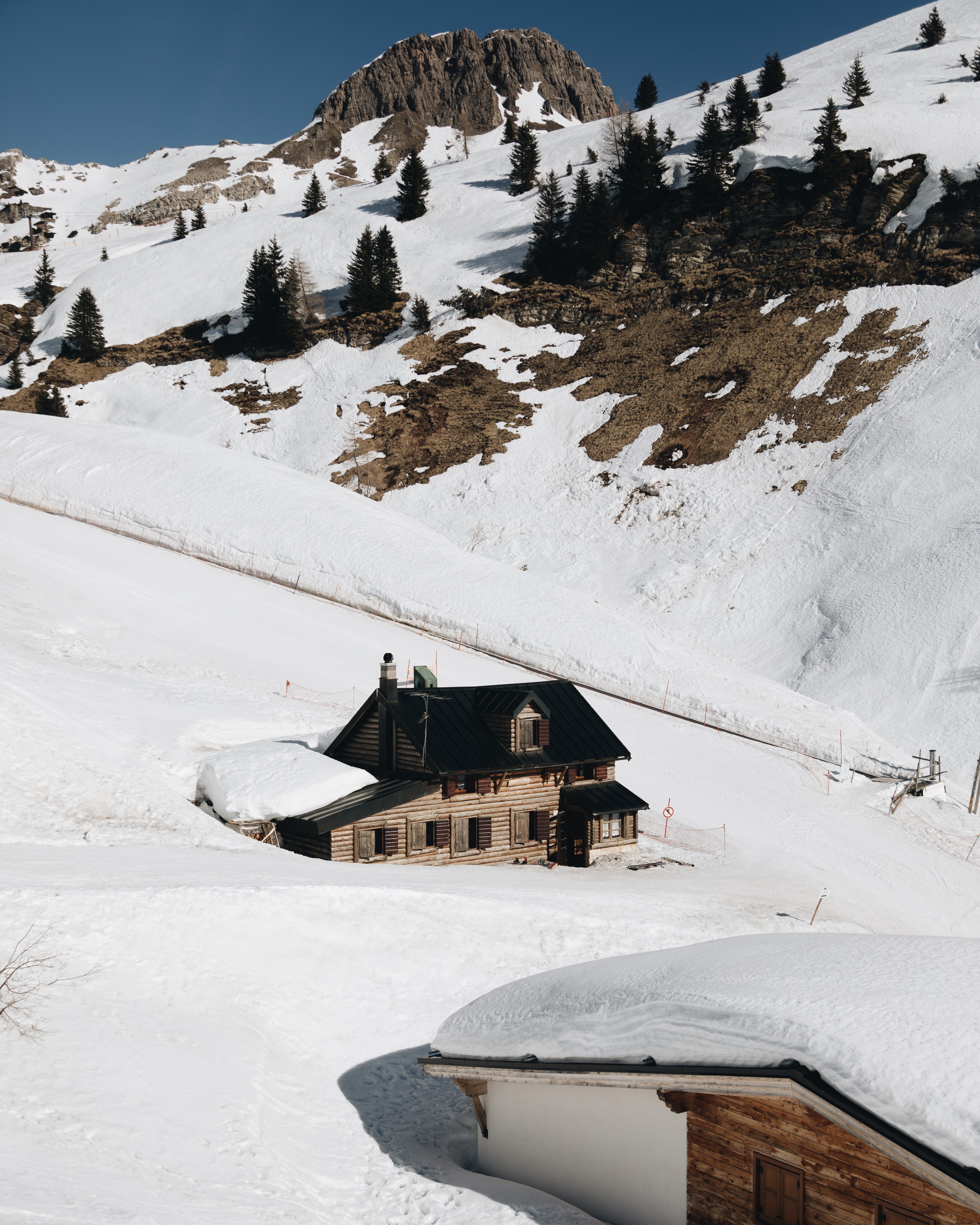 Foto de casa no sopé da montanha nevada 