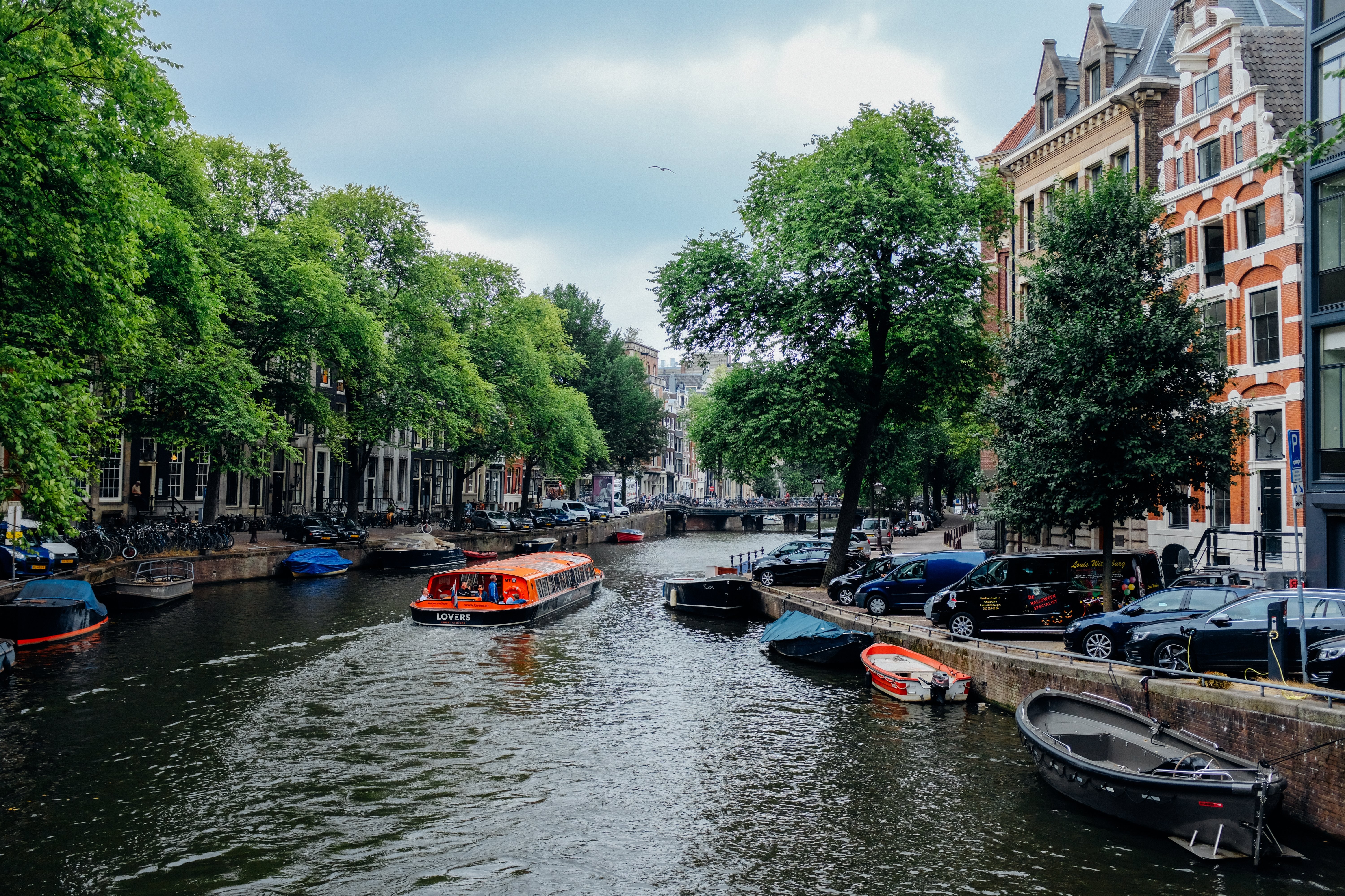 Un río congestionado a través de una foto de la ciudad 