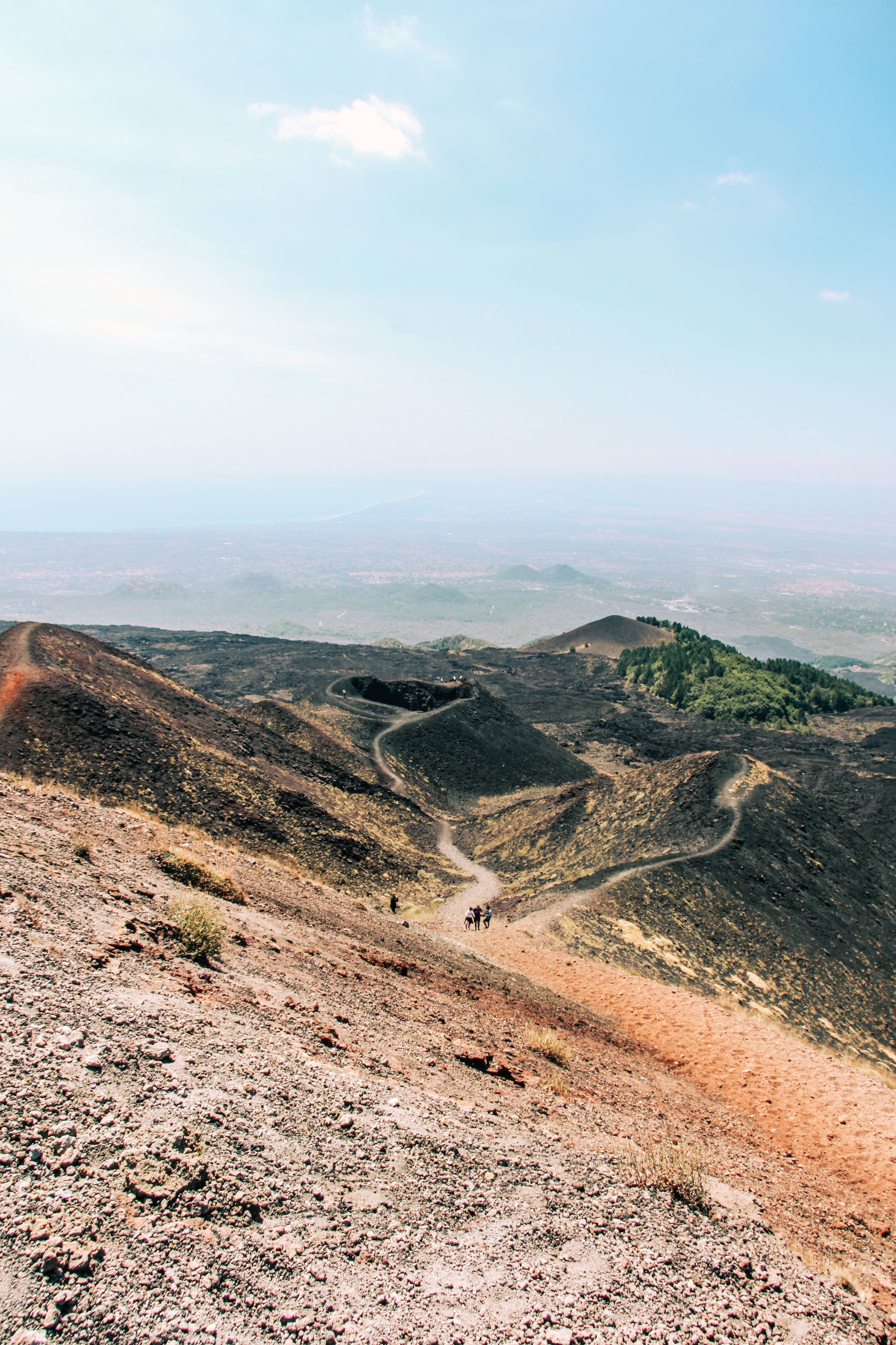 Foto de una carretera larga y sinuosa en Italia 