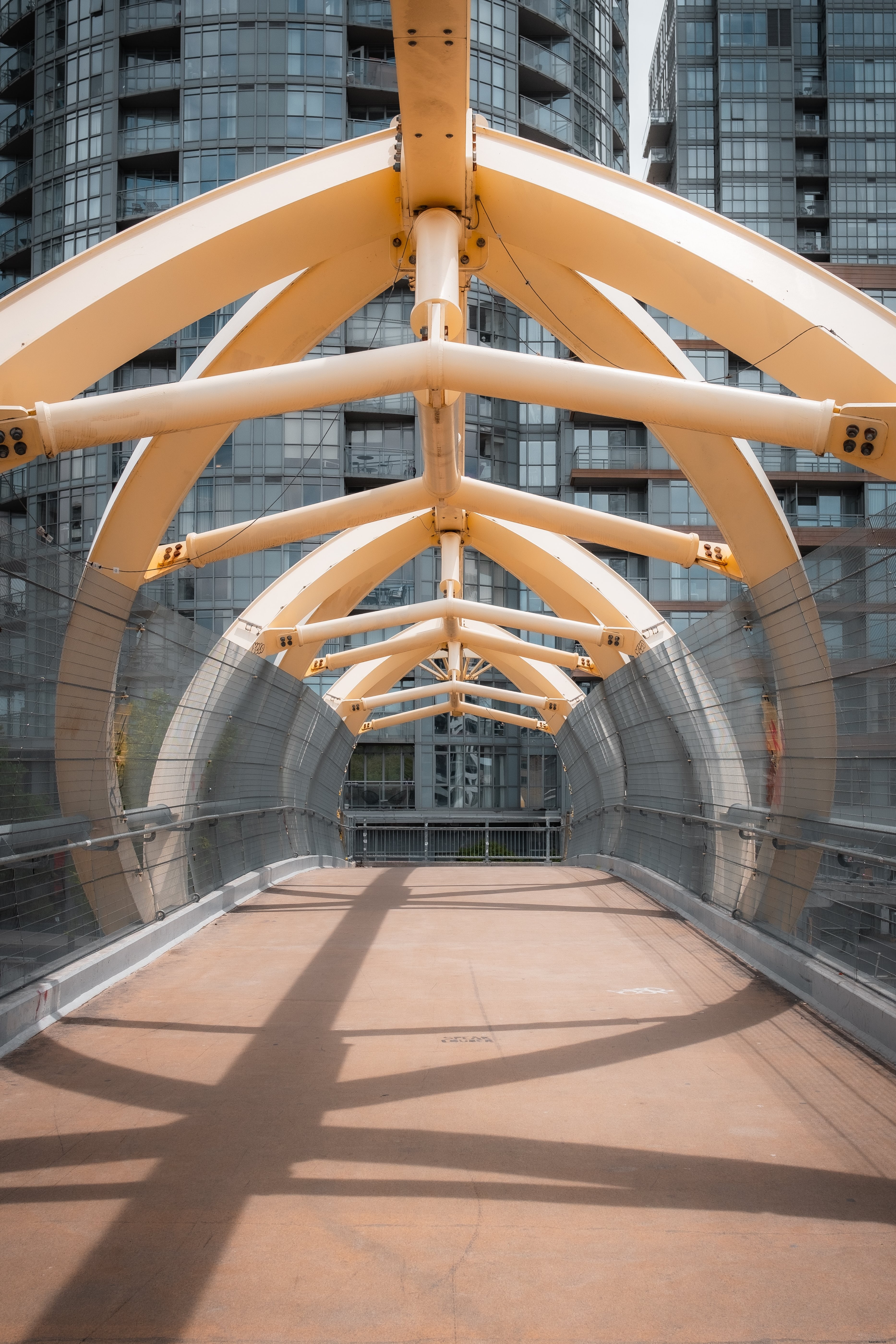 Giù nel mezzo di un ponte bianco con foto di barre bianche 