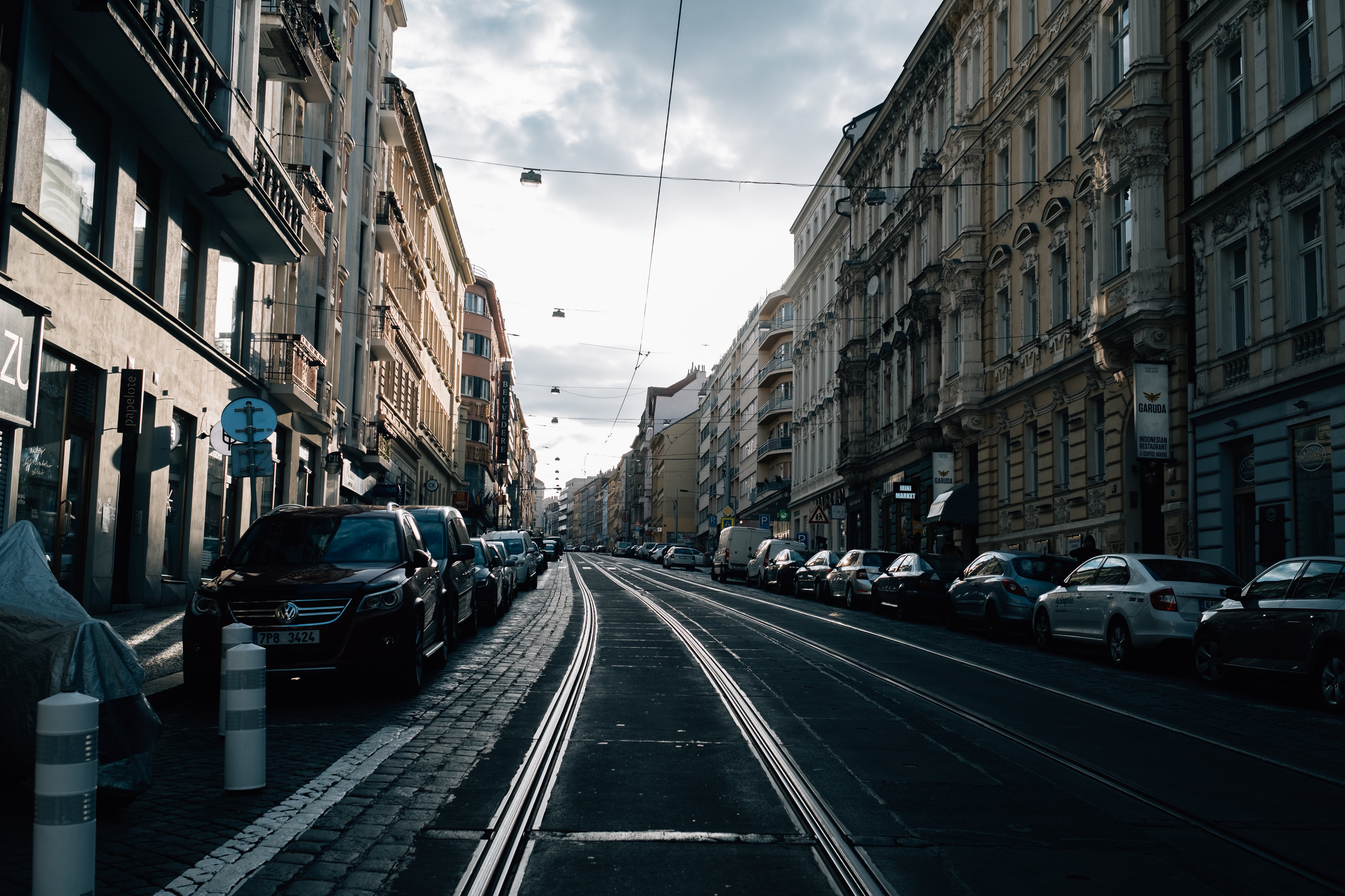 Garis Mobil yang Diparkir Foto Jalan Kota yang Kosong 