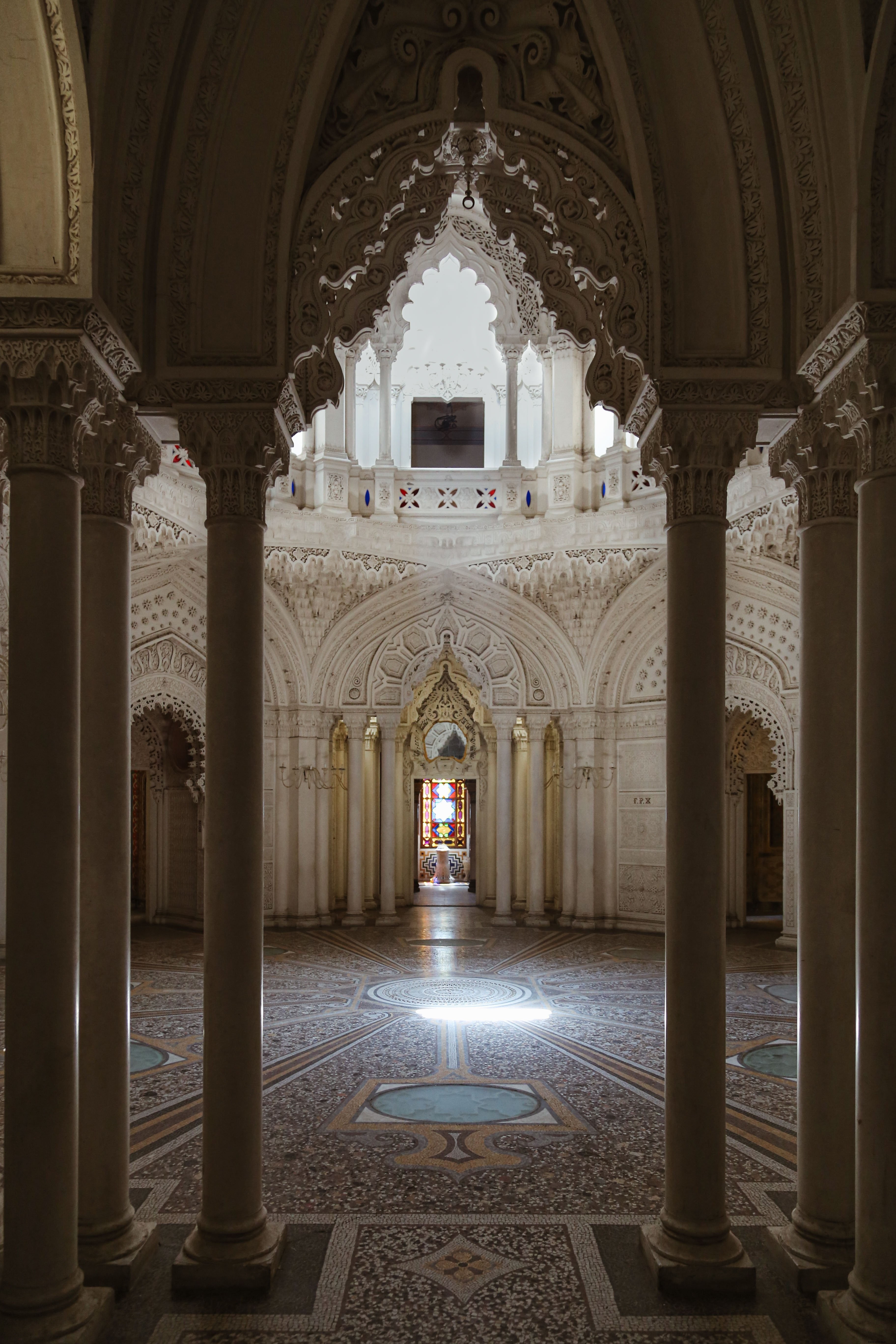 A luz do sol brilha através da foto da janela de vitral 