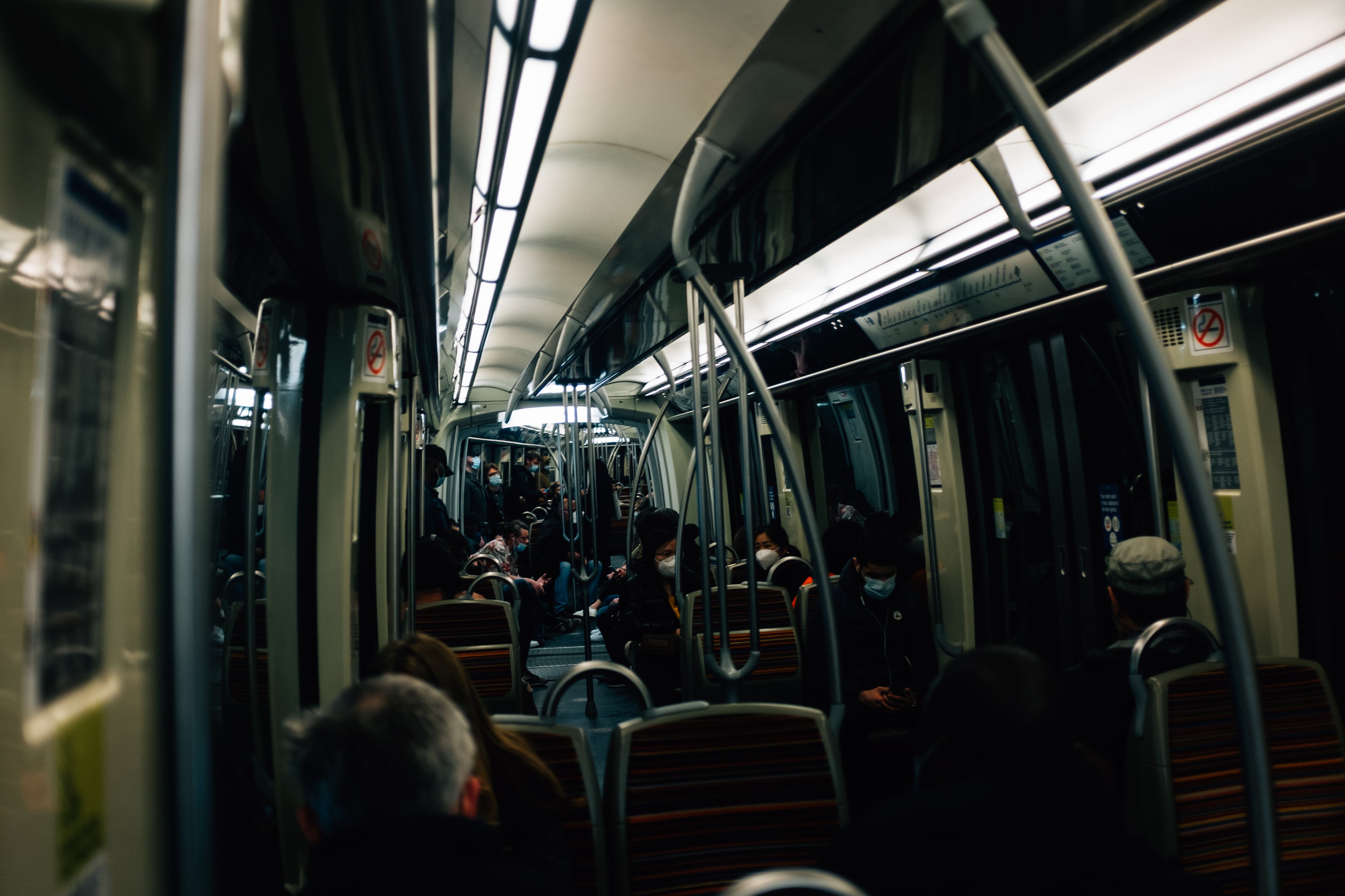 Intérieur d un véhicule de transport en commun sombre avec des personnes à proximité Photo 