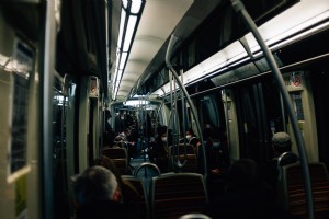Interno di un veicolo di transito scuro con persone nelle vicinanze Photo 