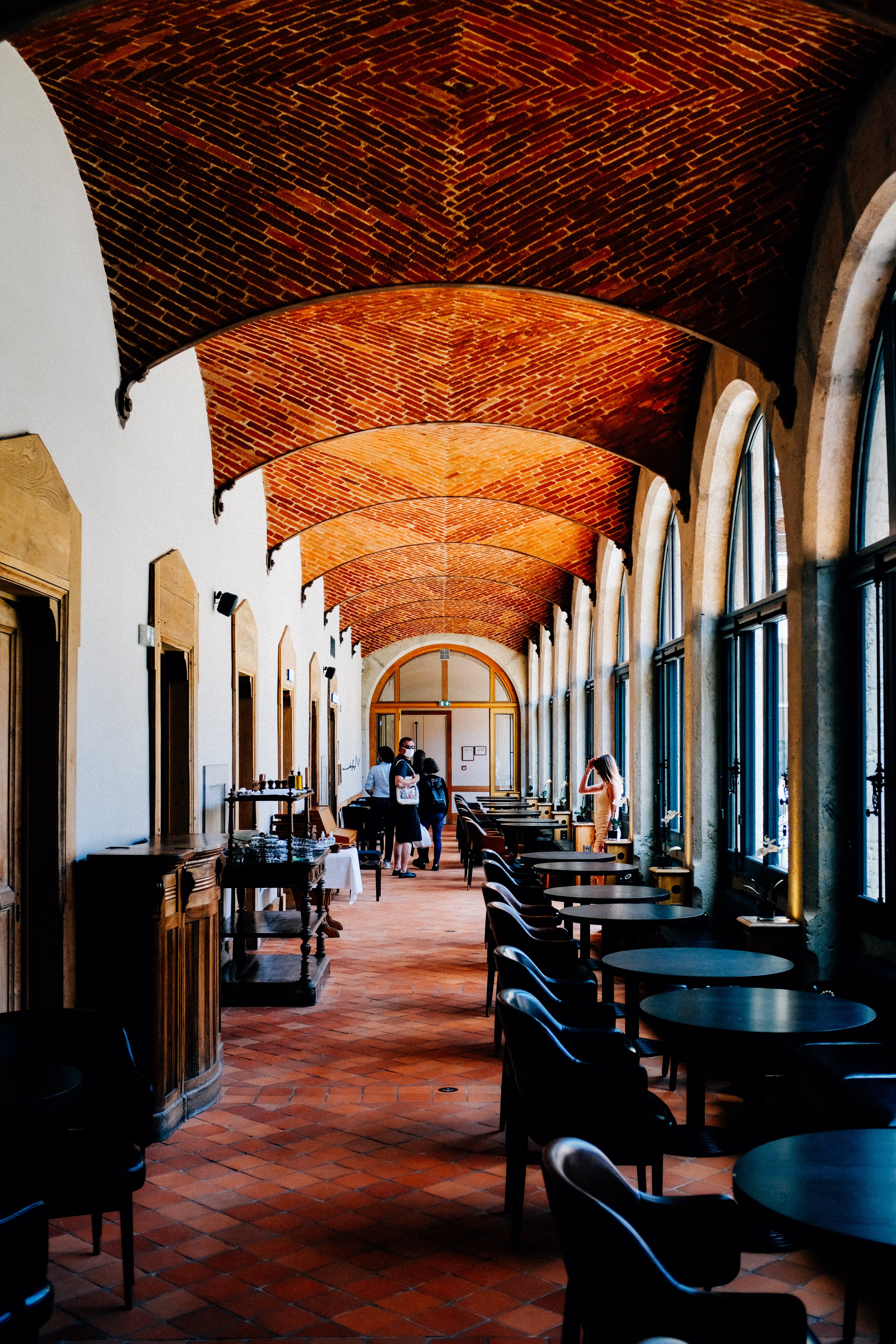 Persone che indossano maschere aspettano di essere sedute in un bar Foto 