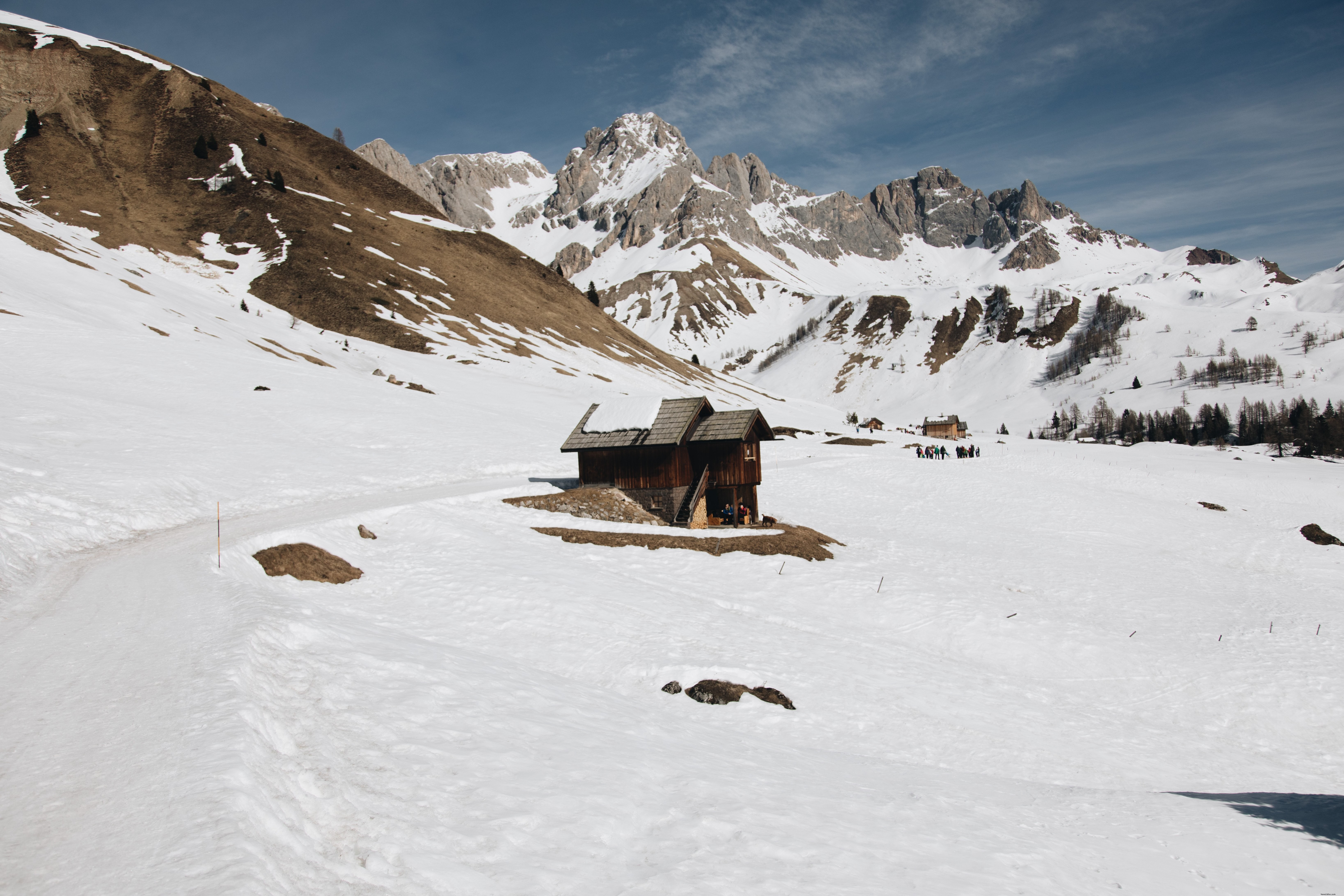 Foto de cabaña de invierno rodeada de montañas 