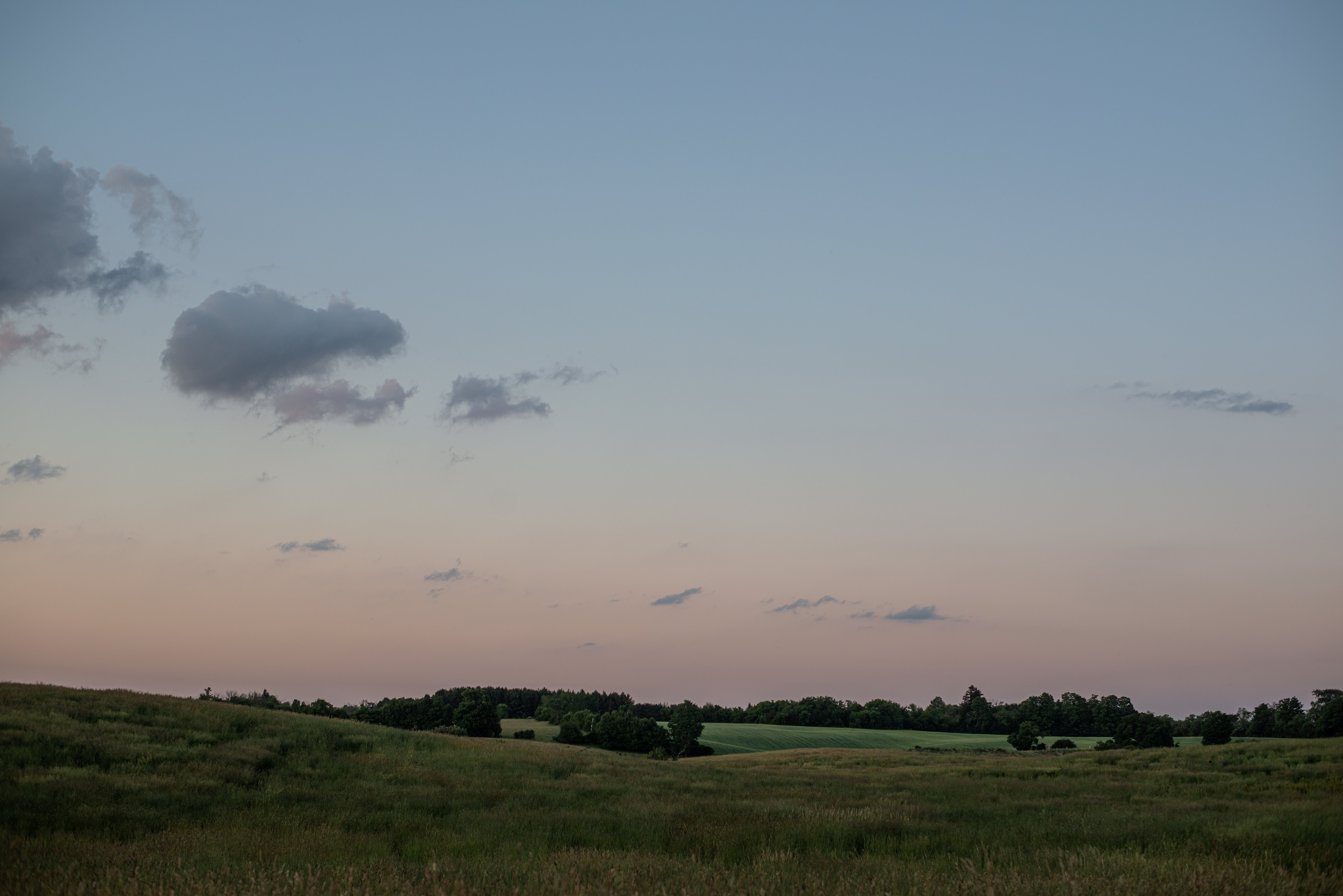 Montanhas ondulantes no campo ao pôr do sol no verão. Foto 