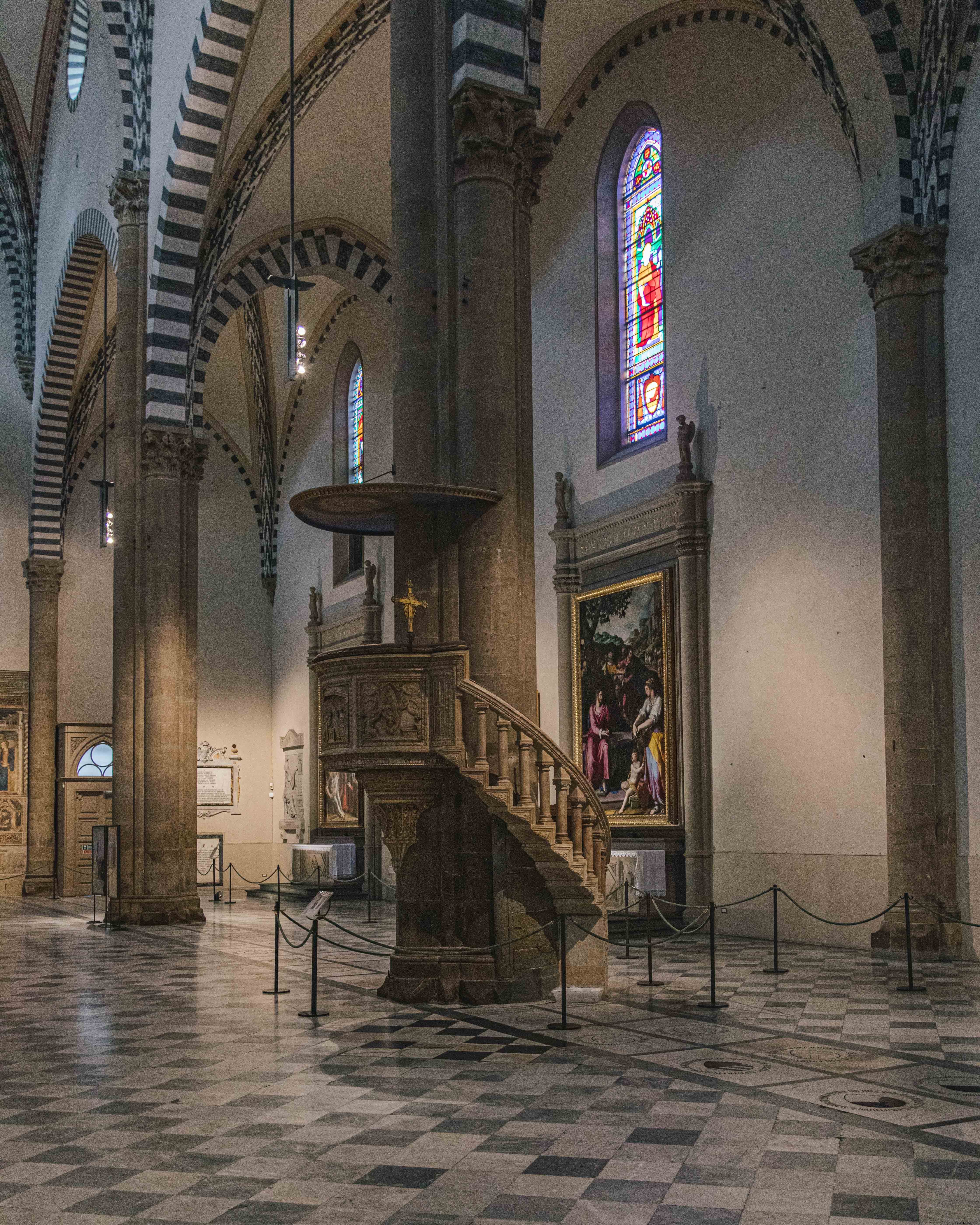 Foto da escada da igreja em espiral 