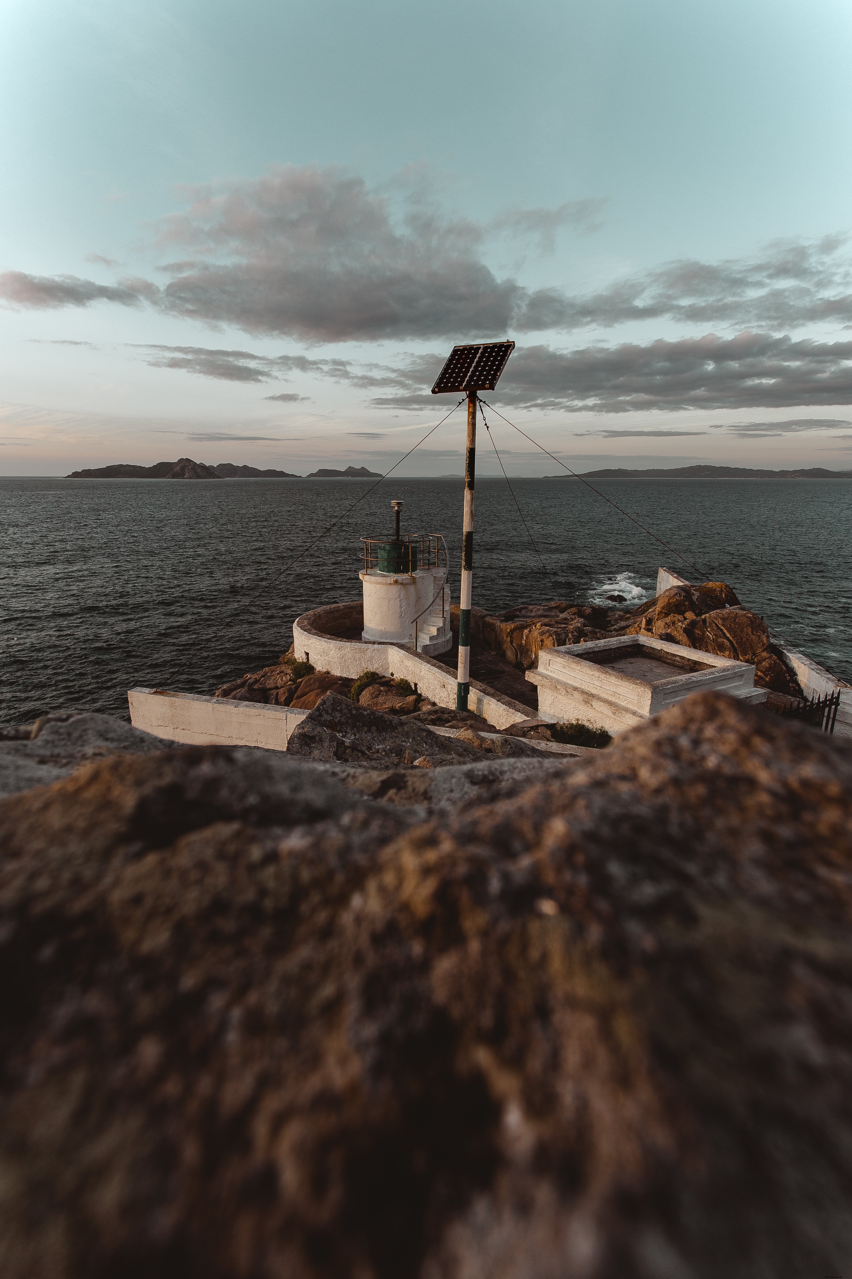 Foto do posto avançado à beira da água nas rochas 