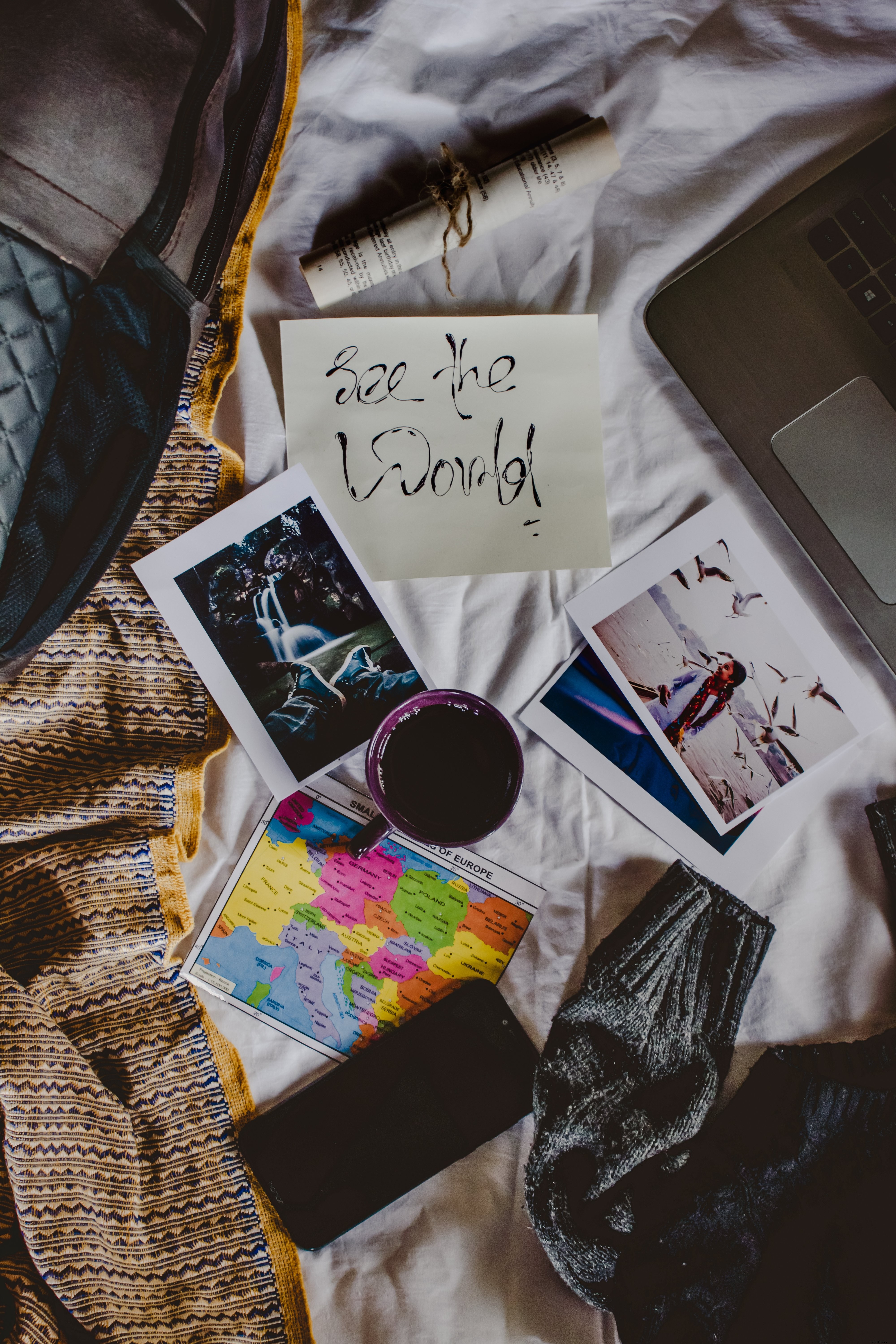 Flatlay di caffè e oggetti pronti per viaggiare foto 