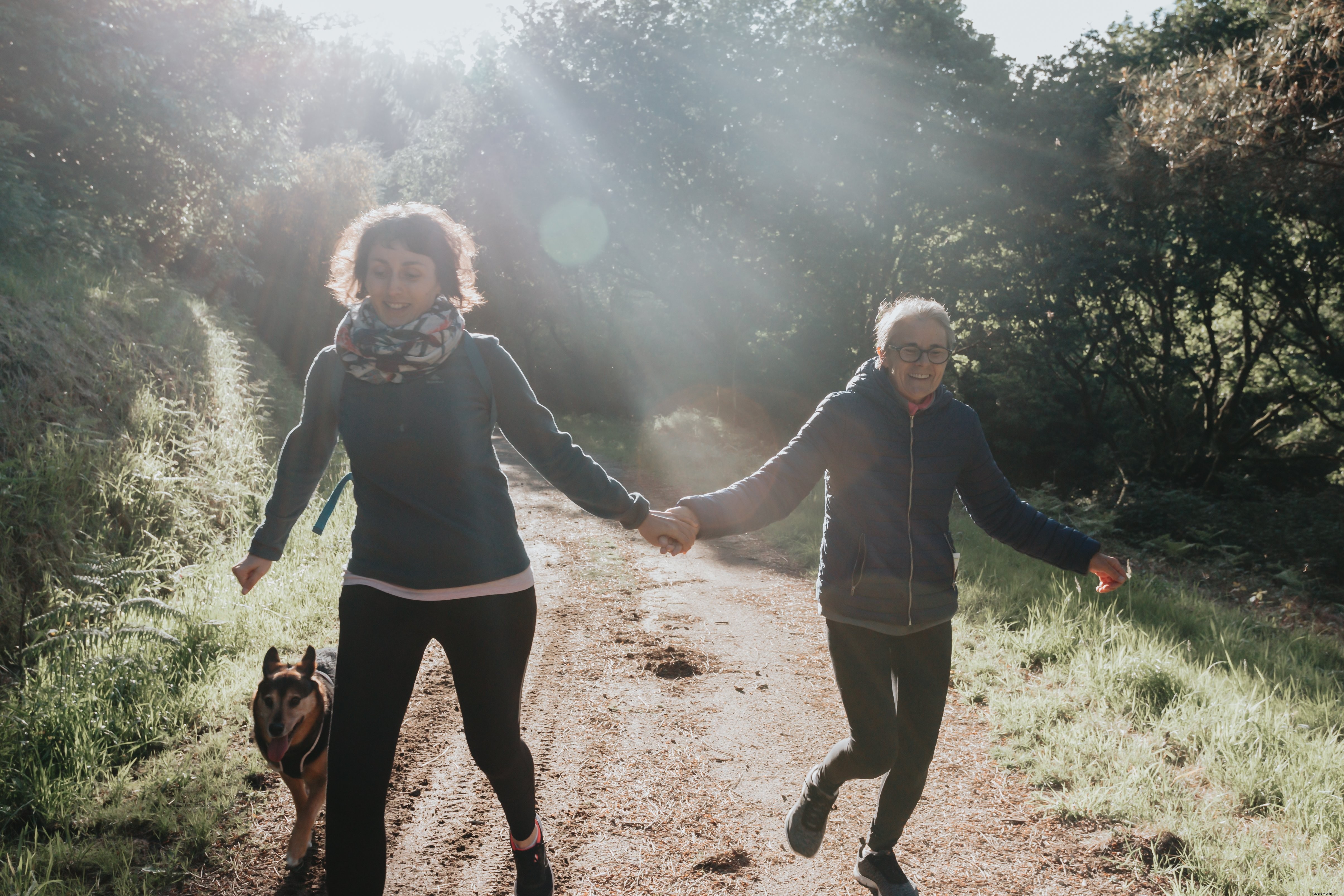 Mulheres de mãos dadas enquanto caminham por um caminho Foto 