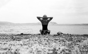 Personne sur une plage avec leurs mains en photo noir et blanc 