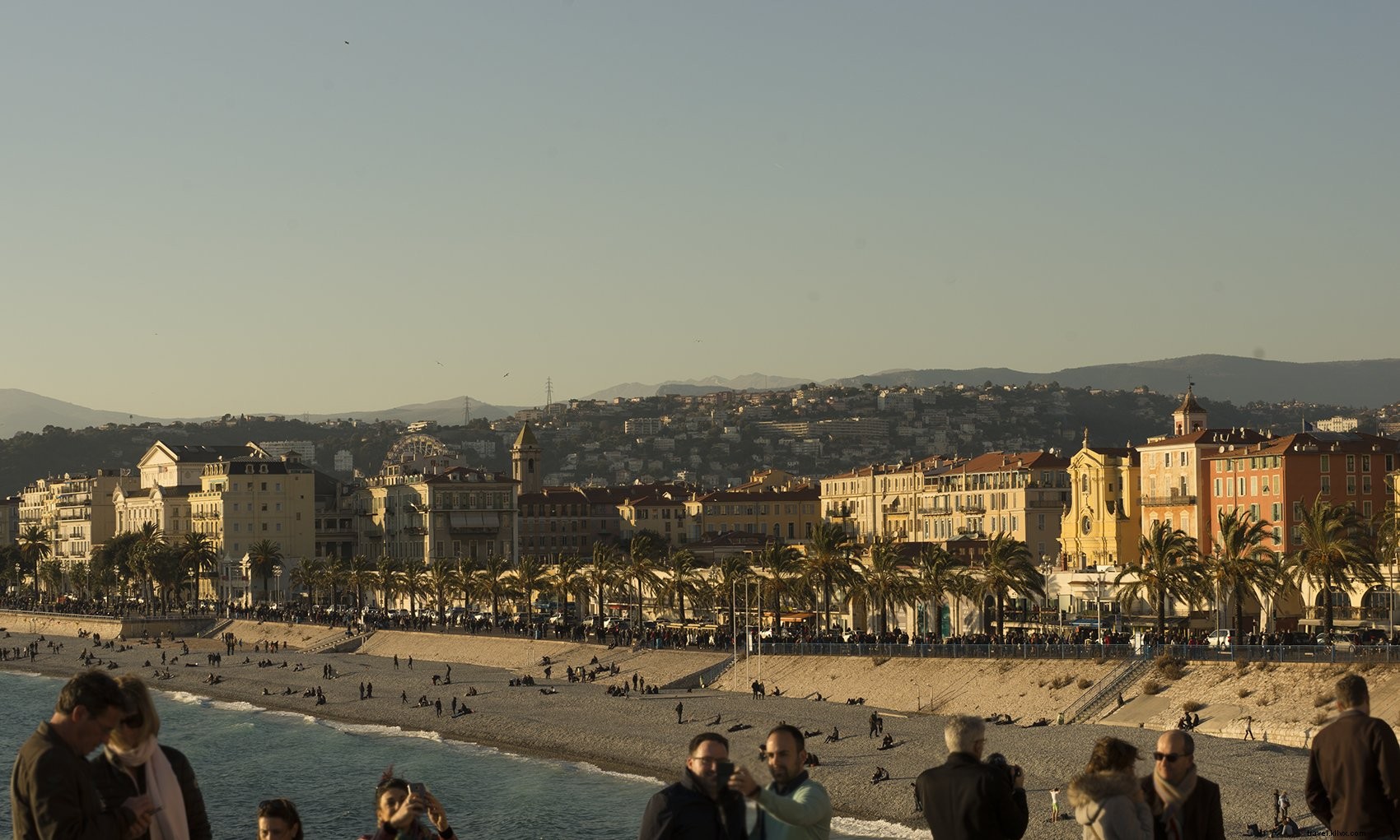 Plage et vue sur la ville avec des personnes explorant la photo 