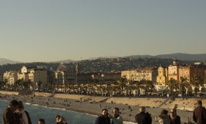 Playa y ciudad con vistas a la gente explorando la foto 