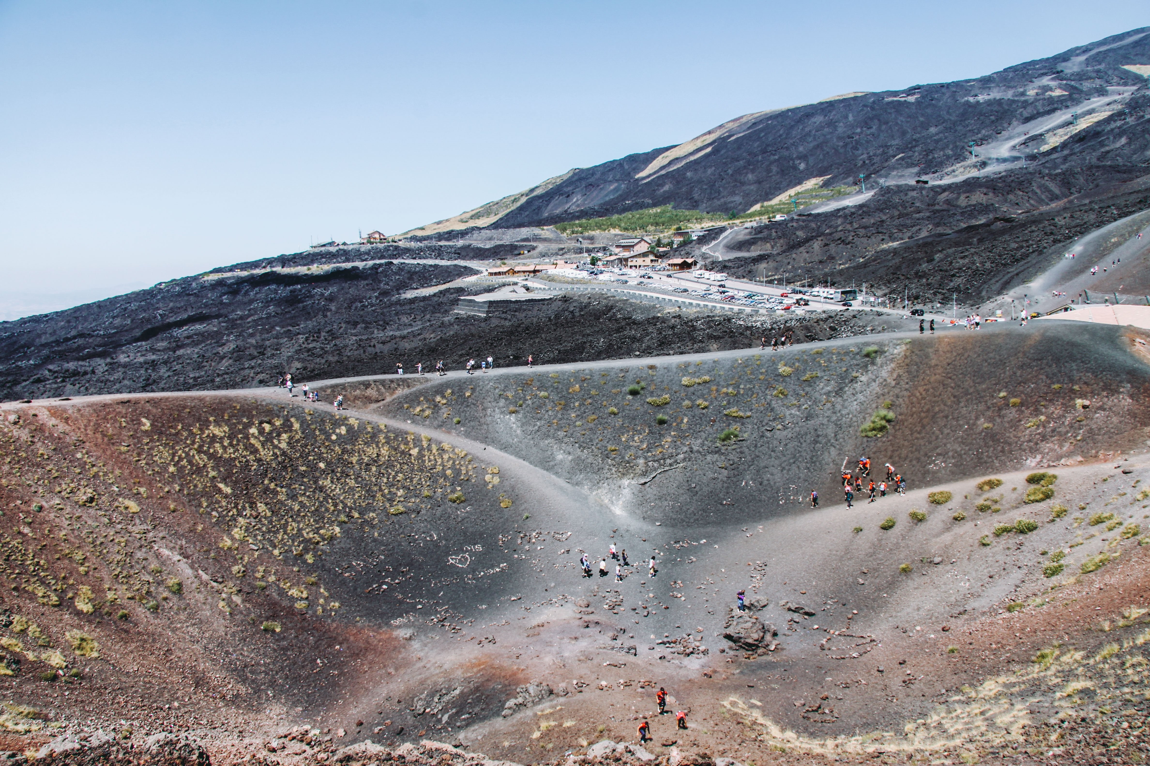 Foto de excursionistas exploran colinas volcánicas 