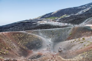 ハイカーが火山の丘を探索する写真 