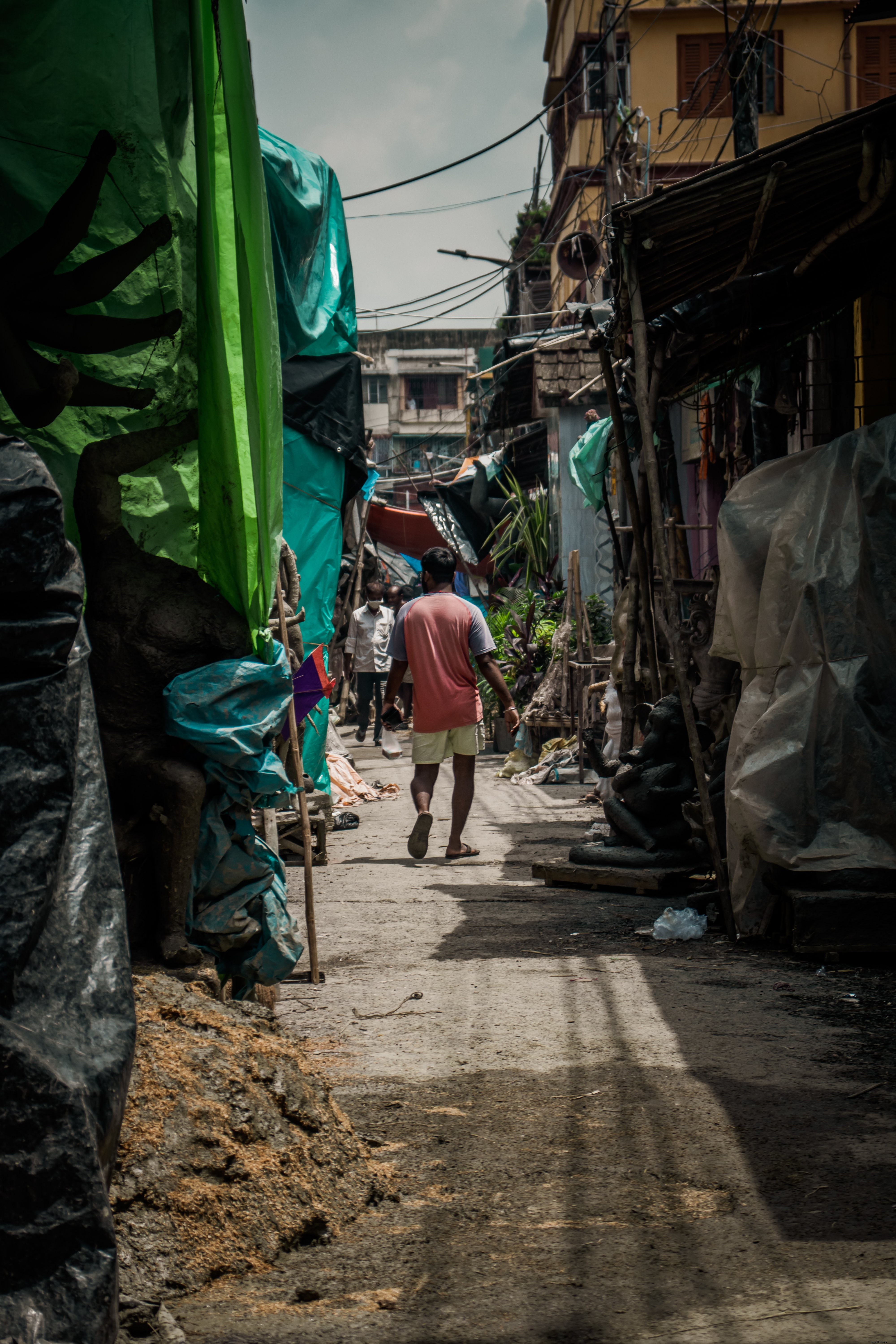 Personne marche dans une ruelle couverte étroite Photo 