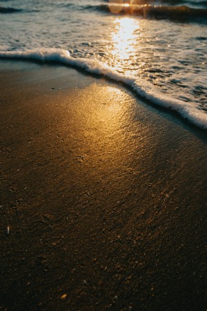 Cahaya Emas Di Pantai Berpasir Dengan Foto Ombak Yang Menakjubkan 