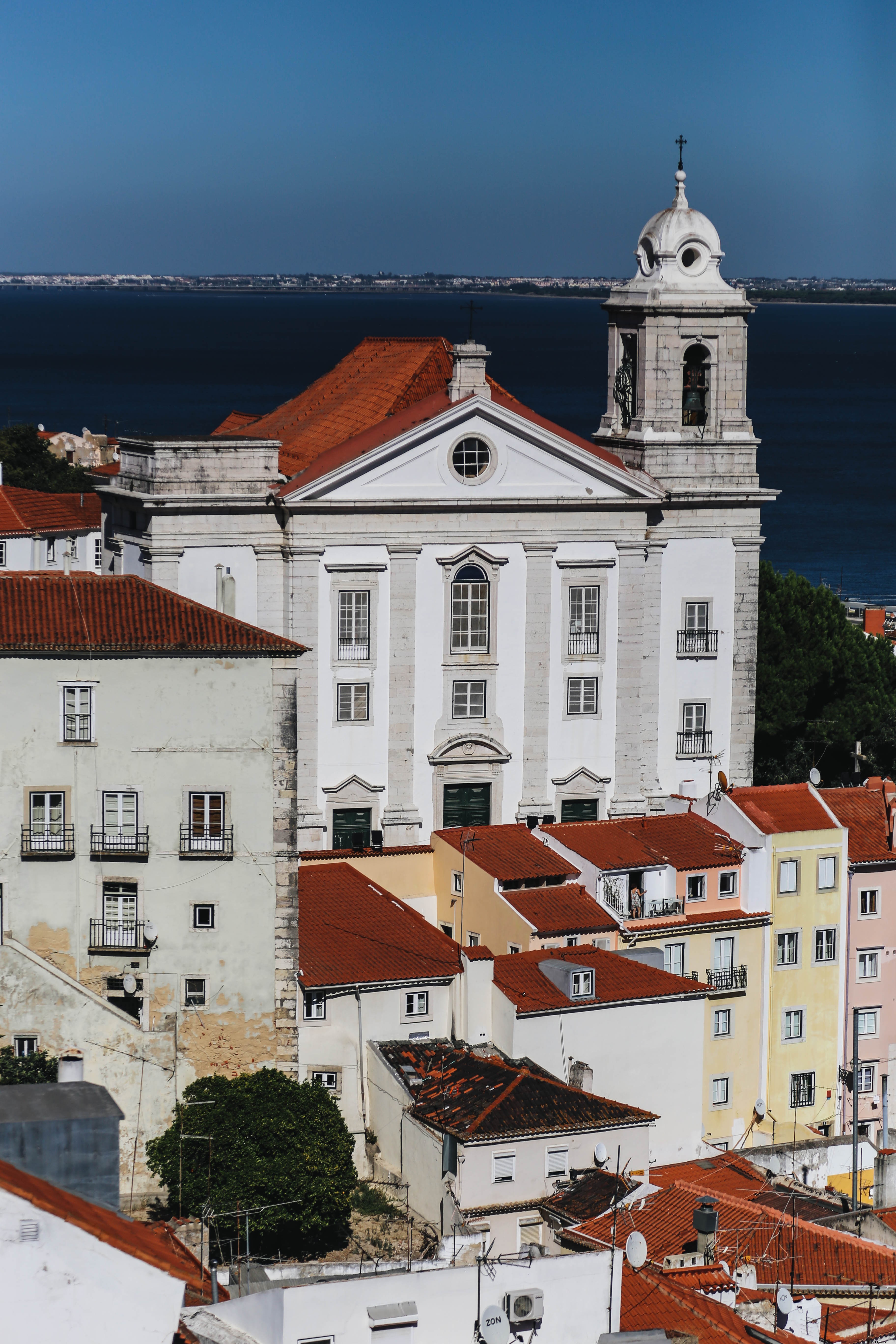 Horizonte de Lisboa com água à distância. 