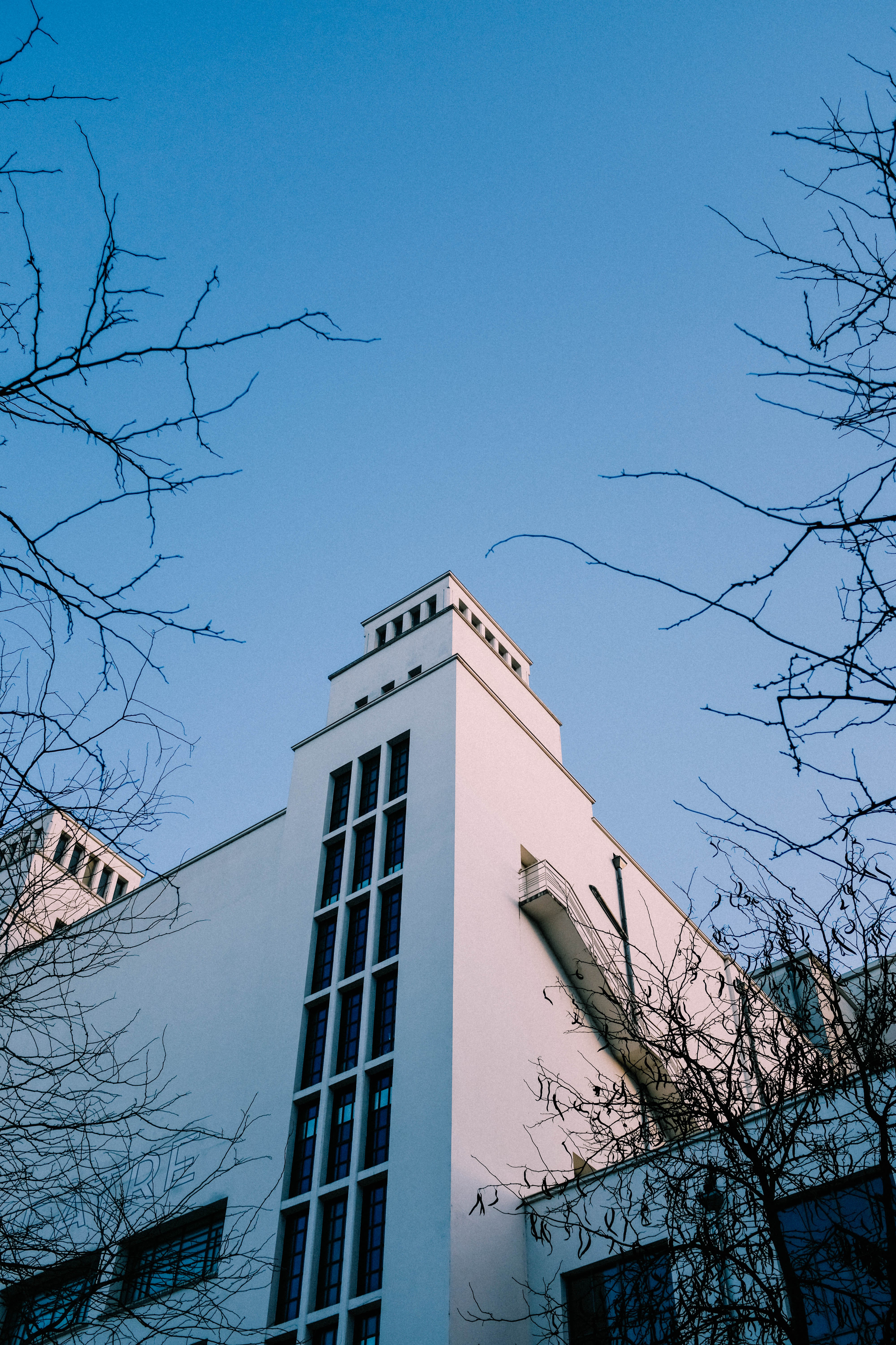 Edificio moderno en foto de la hora azul 
