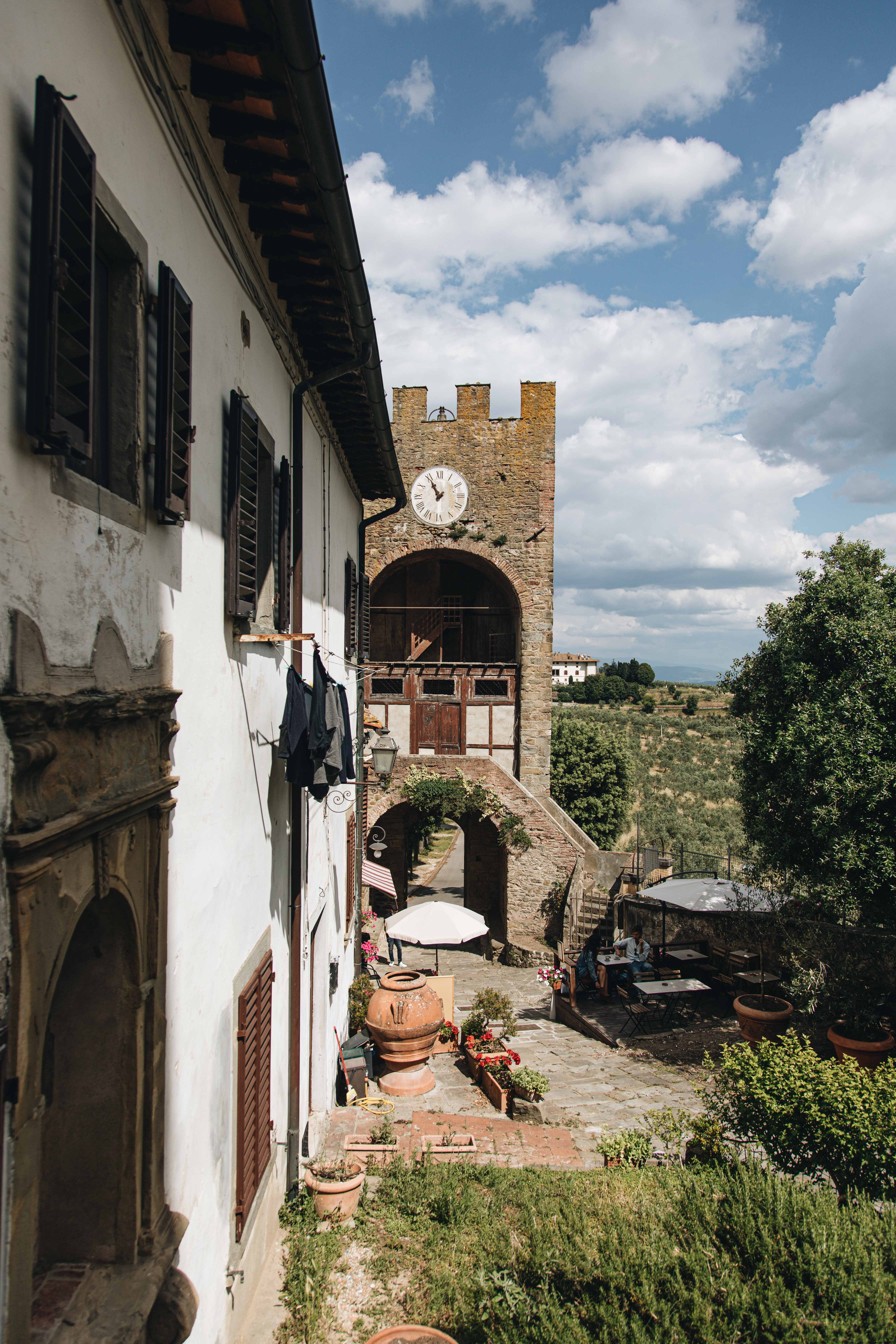 Cortile sotto il sole estivo Photo 