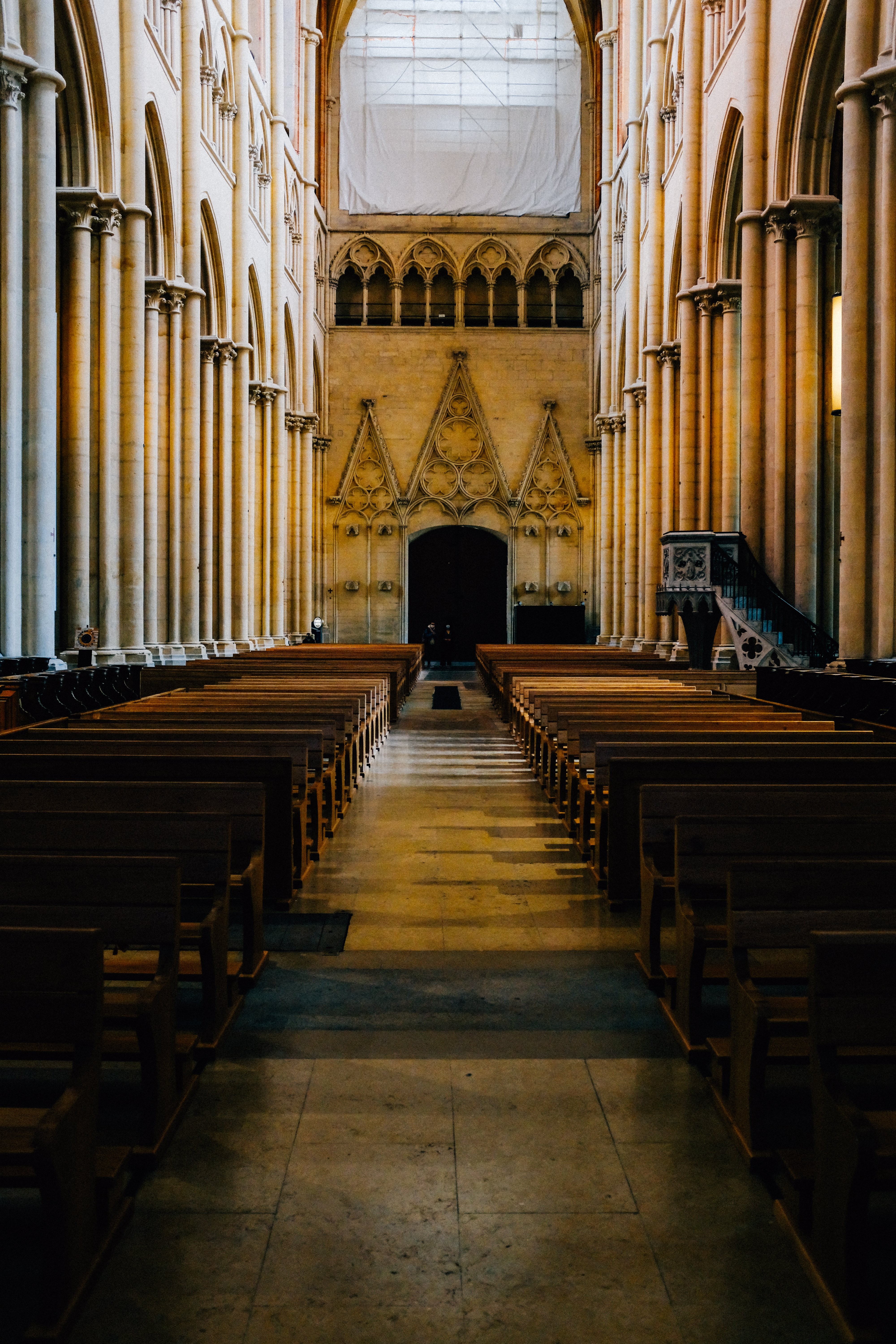 Gereja Pews Line Sebuah Lorong Dengan Pintu Di Ujung Foto 