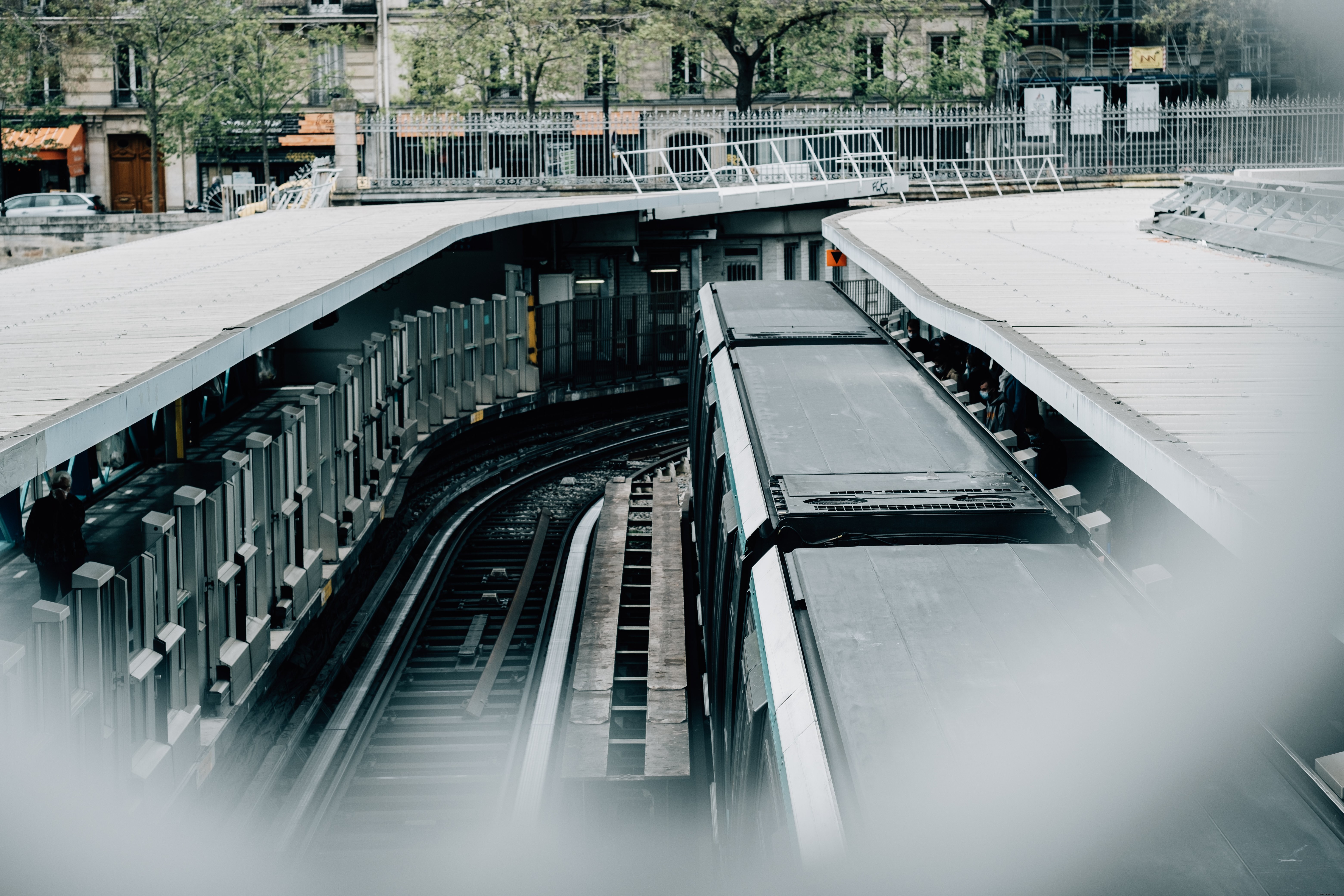 写真の真上から見たトランジット列車の線路 