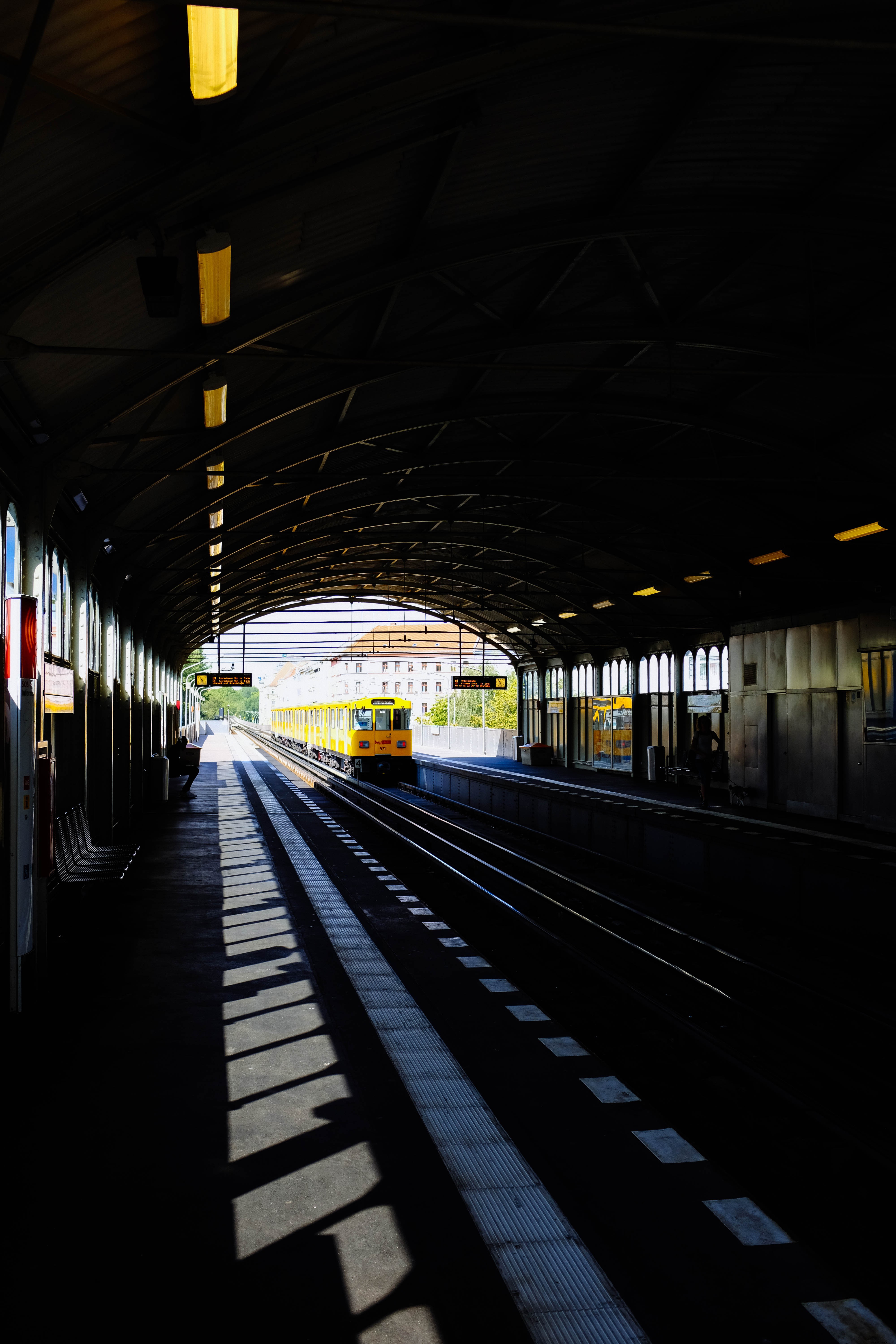 Train jaune arrive photo 