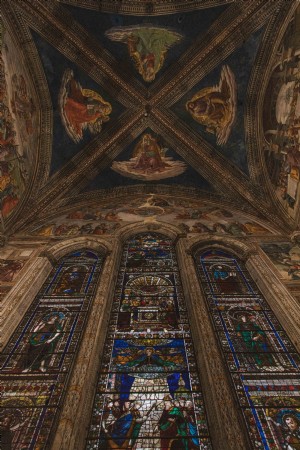 Foto di volta della cappella riccamente decorata 