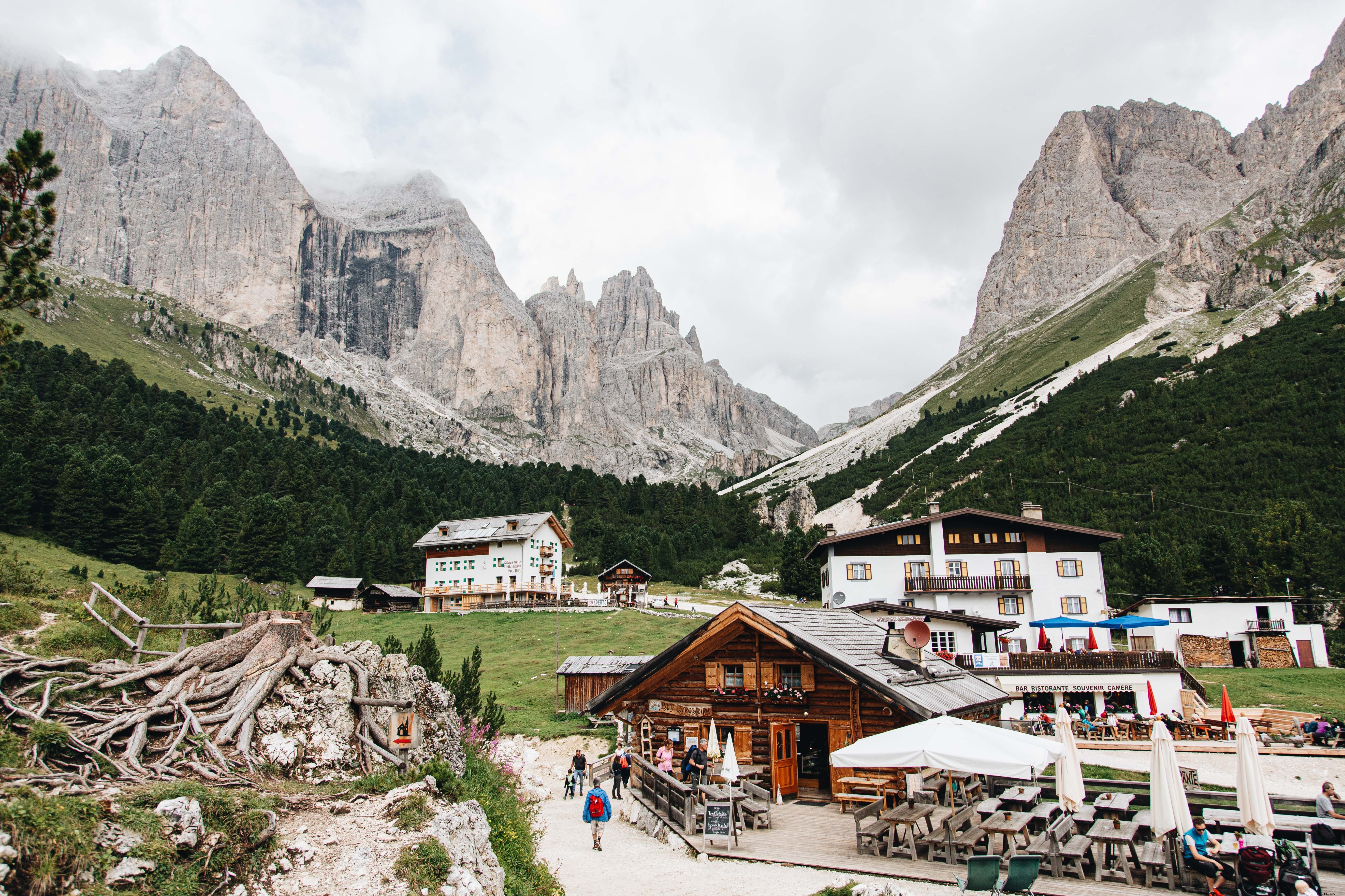 Le nuvole si spostano sulle montagne sopra una città della valle Foto 