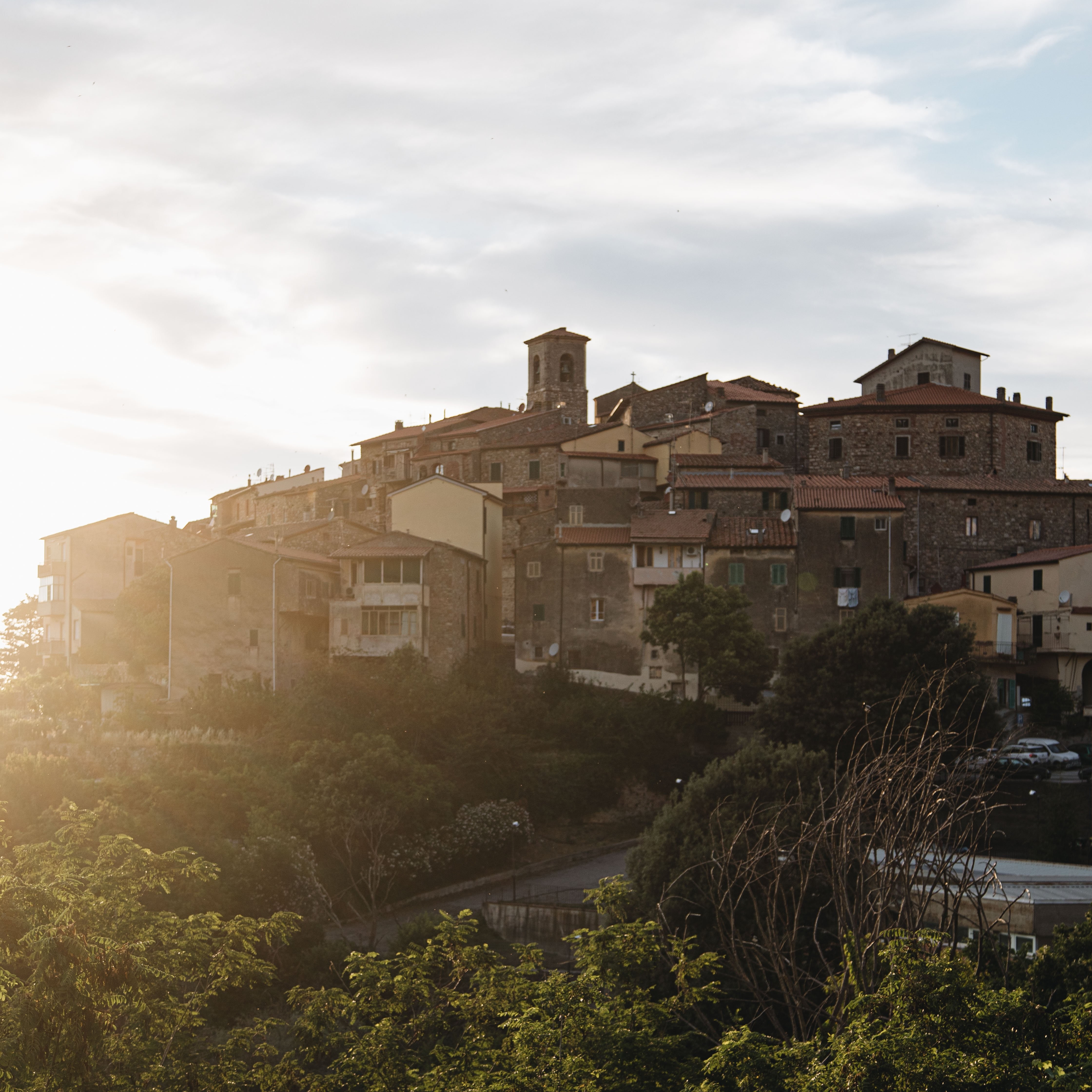 Una città si trova in cima a una collina foto 