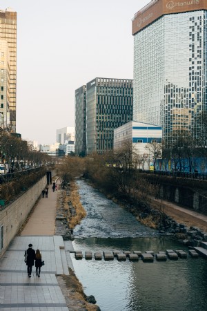 Une rivière traverse une ville Photo 