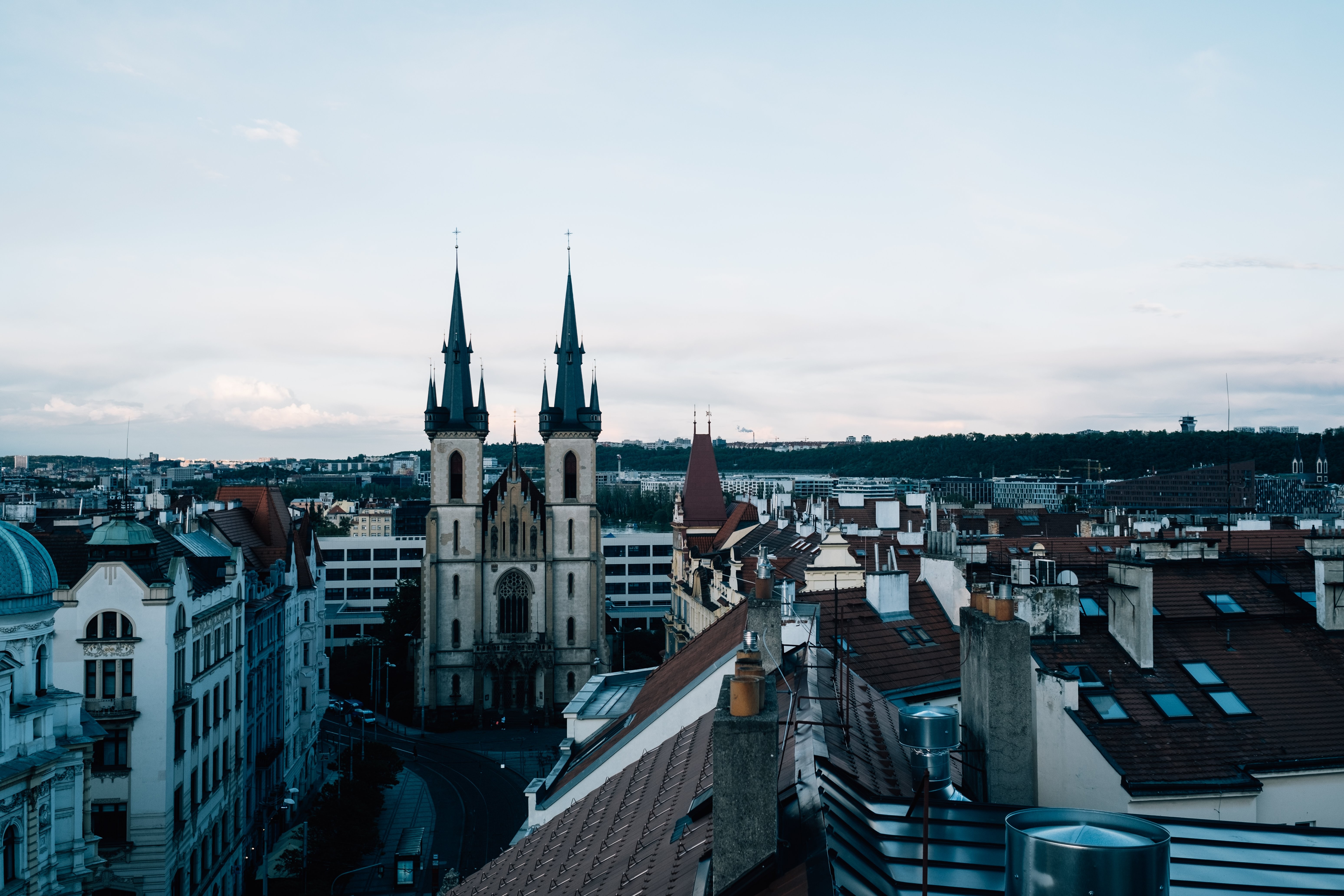 Edifícios da cidade com uma igreja com uma visão clara entre eles Foto 