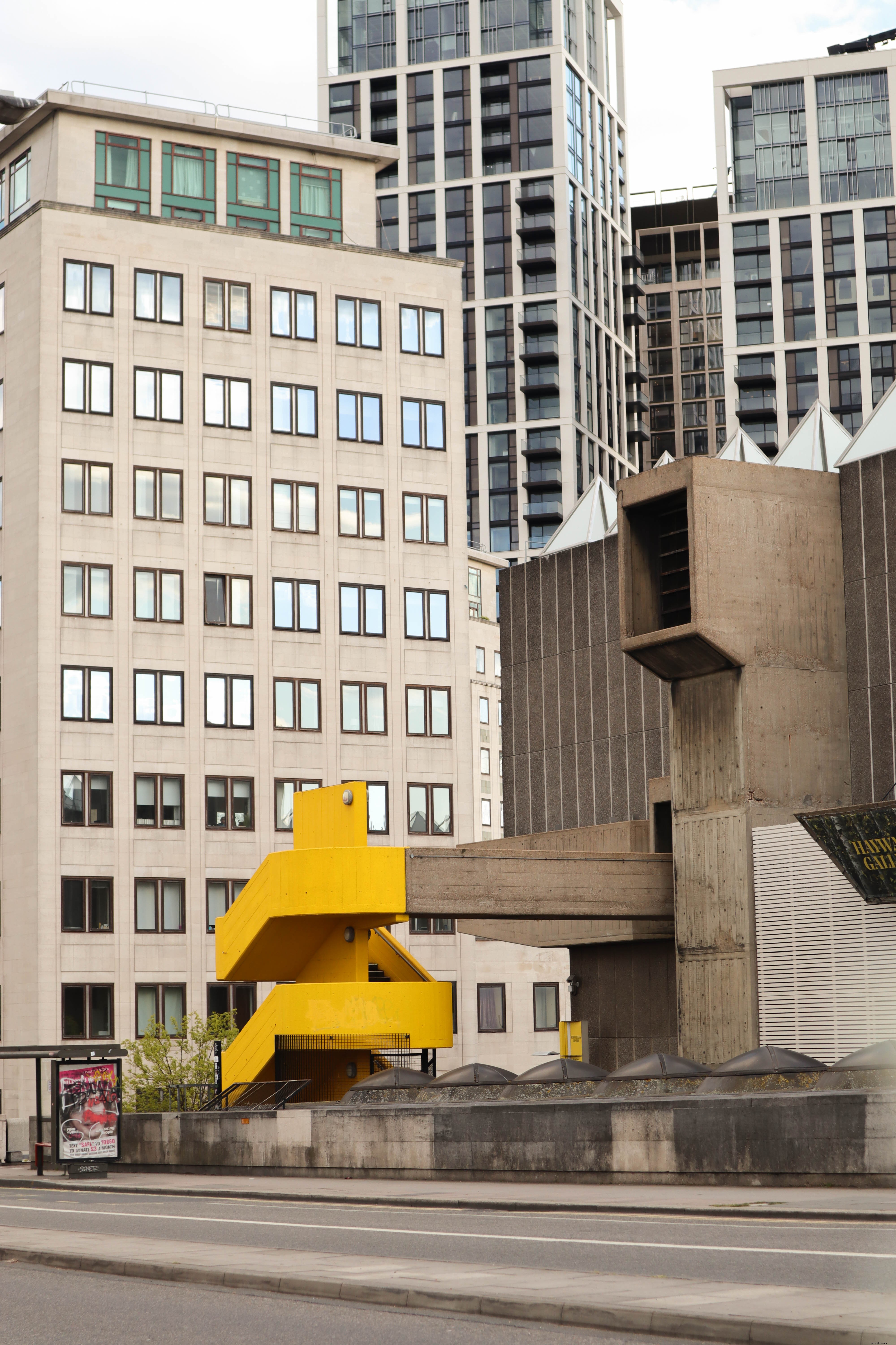 都市の建物と黄色い階段の写真の写真 