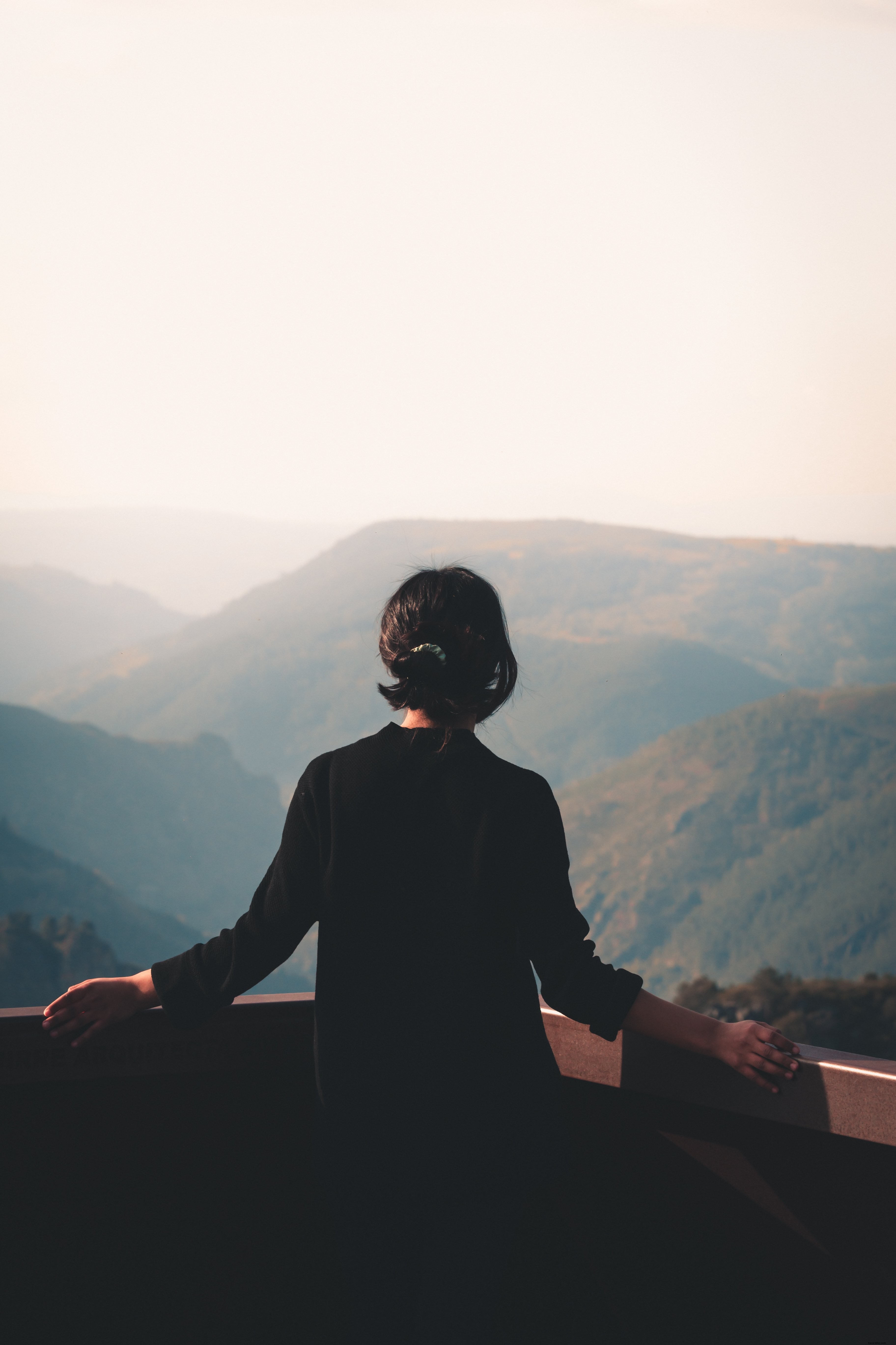 Personne se dresse sur Look Out At A Hazy Mountain View Photo 