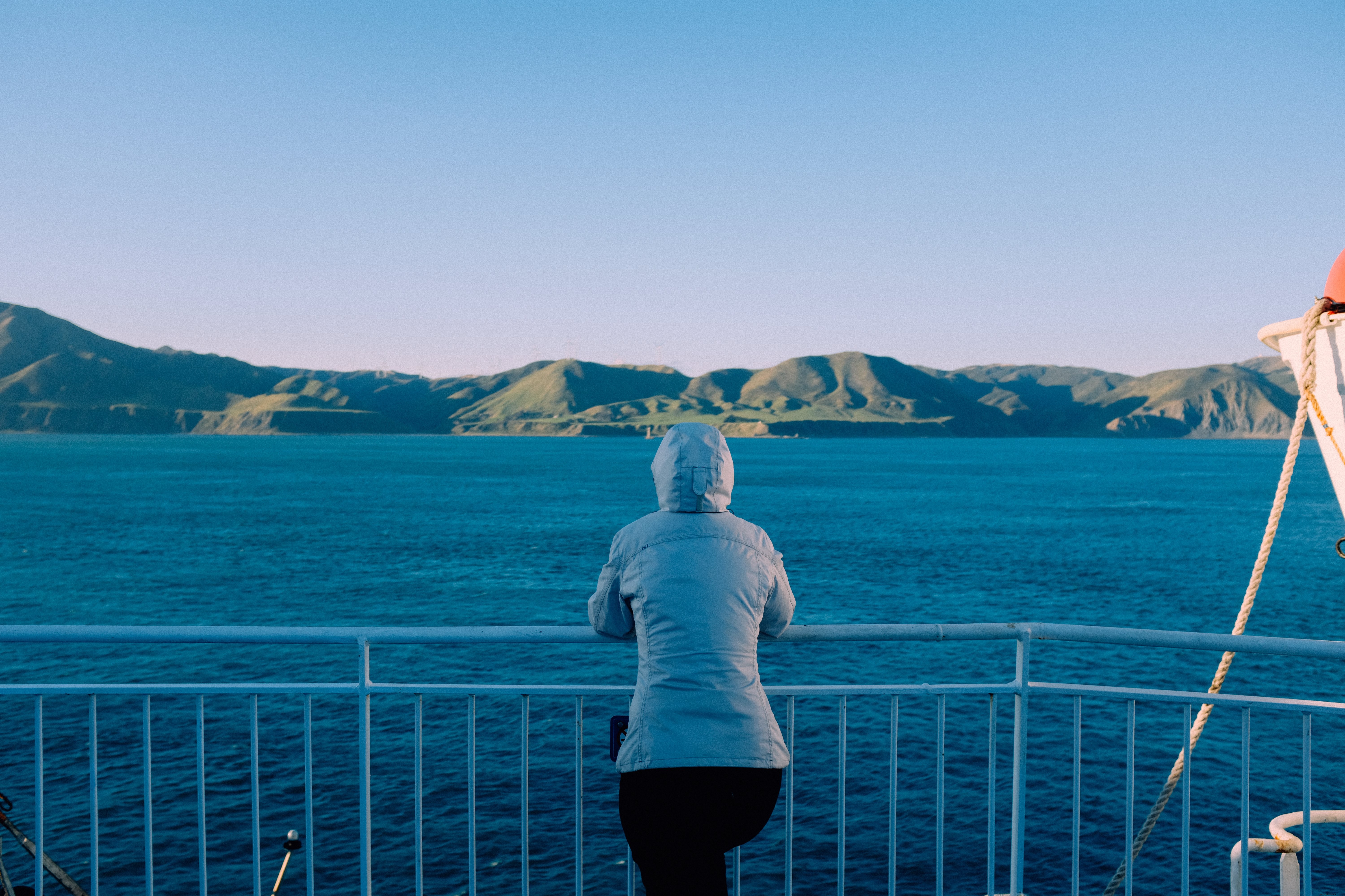 Mujer toma la vista de la montaña desde la foto del ferry 