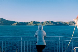 Mujer toma la vista de la montaña desde la foto del ferry 