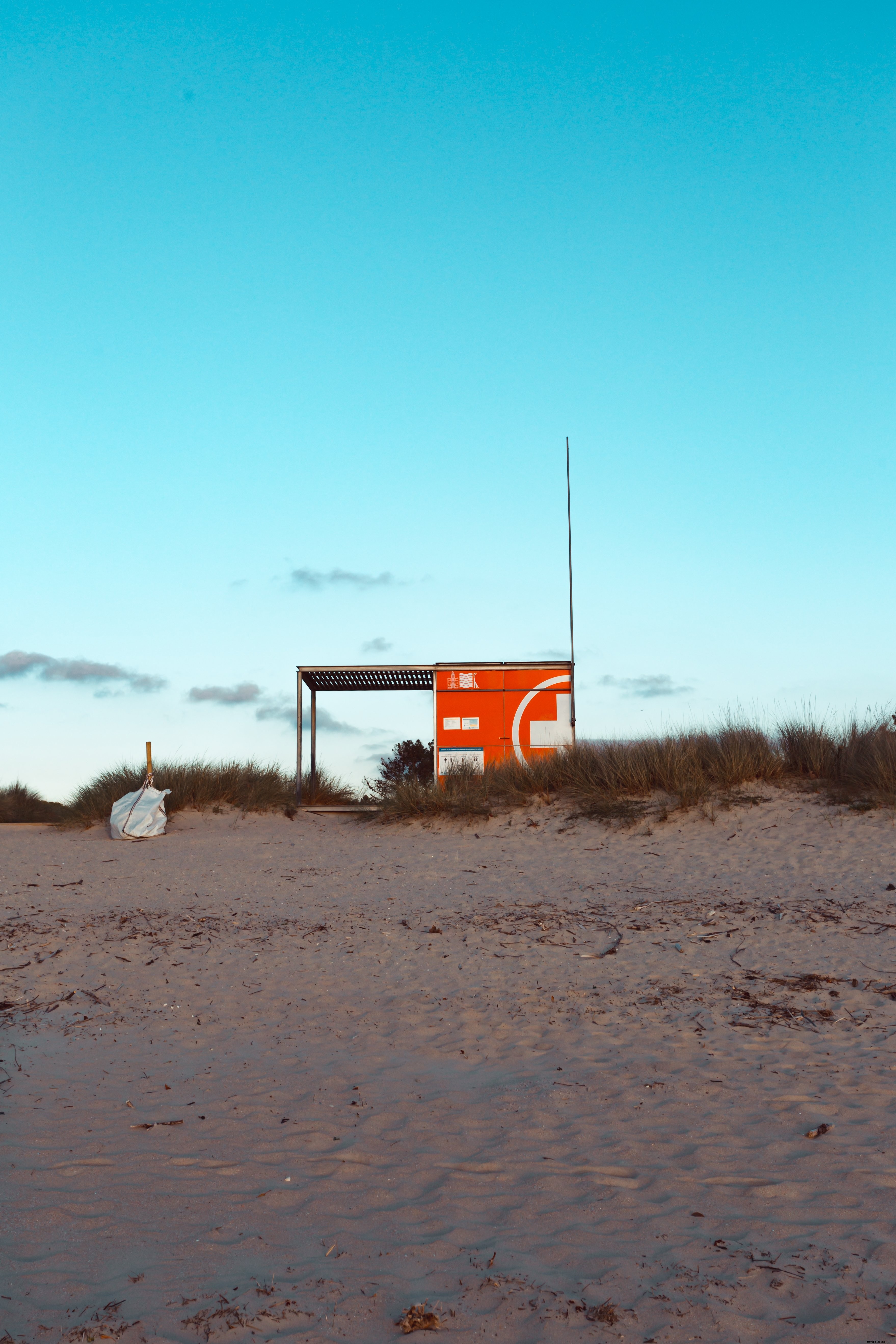 Sable avec une structure métallique au milieu Photo 