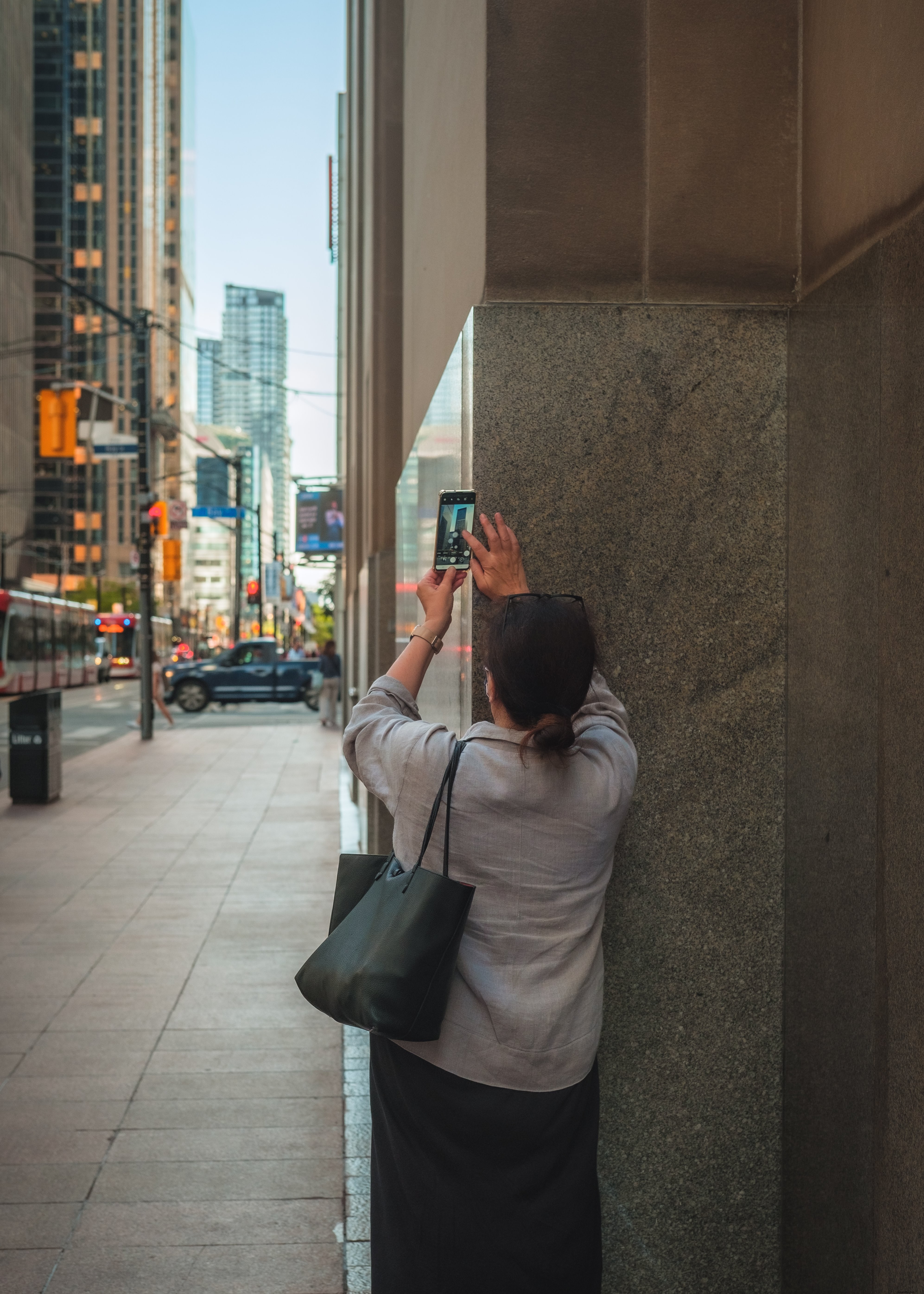 La persona usa su teléfono celular para hablar sobre la imagen de una foto de un edificio 