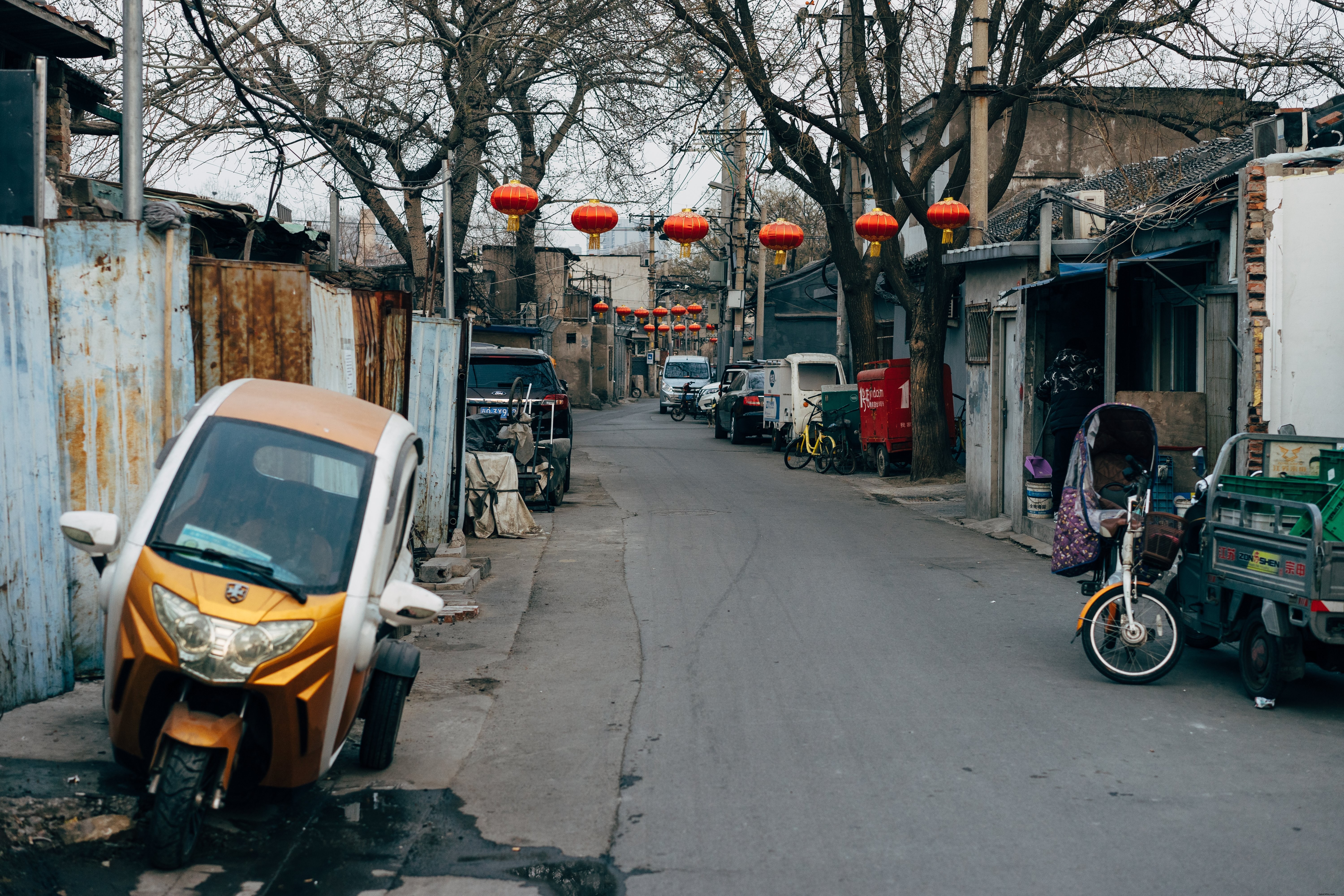 Foto de calles chinas vacías con linternas 
