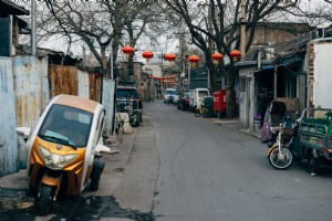 Strade cinesi vuote con foto di lanterne 